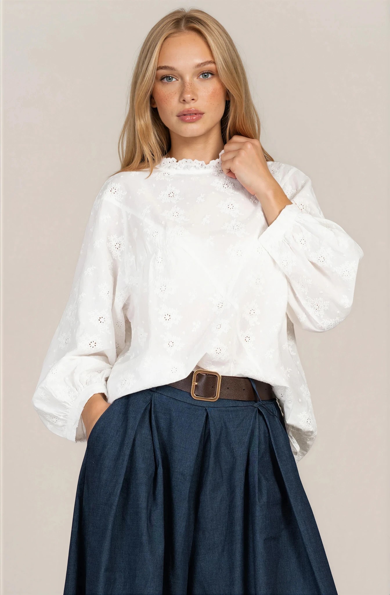 Дамска блуза в бяло с къдрици на деколтето, рязана бродерия и копчета на гърба