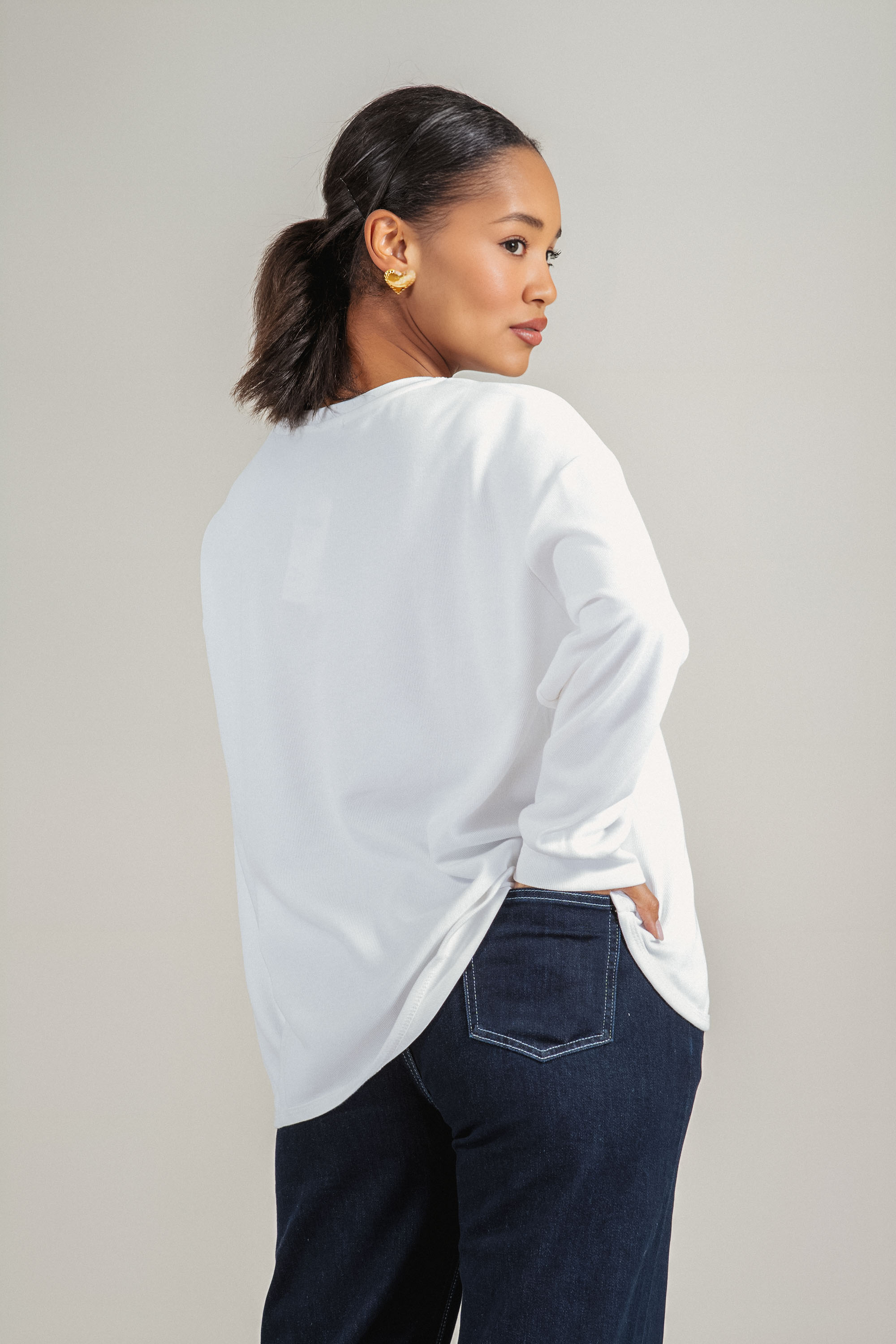 Дамска блуза в бяло с щампа момиче с чанта и цветя