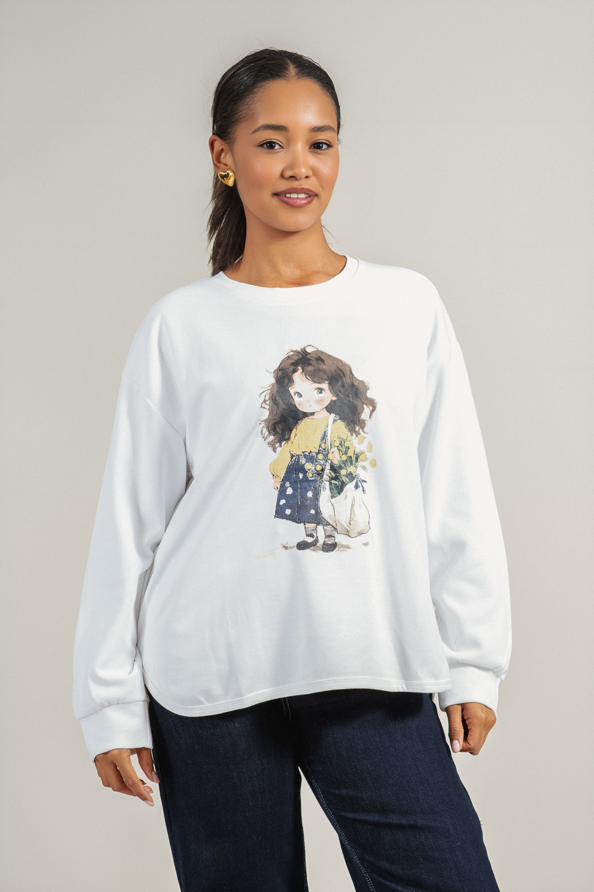 Дамска блуза в бяло с щампа момиче с чанта и цветя