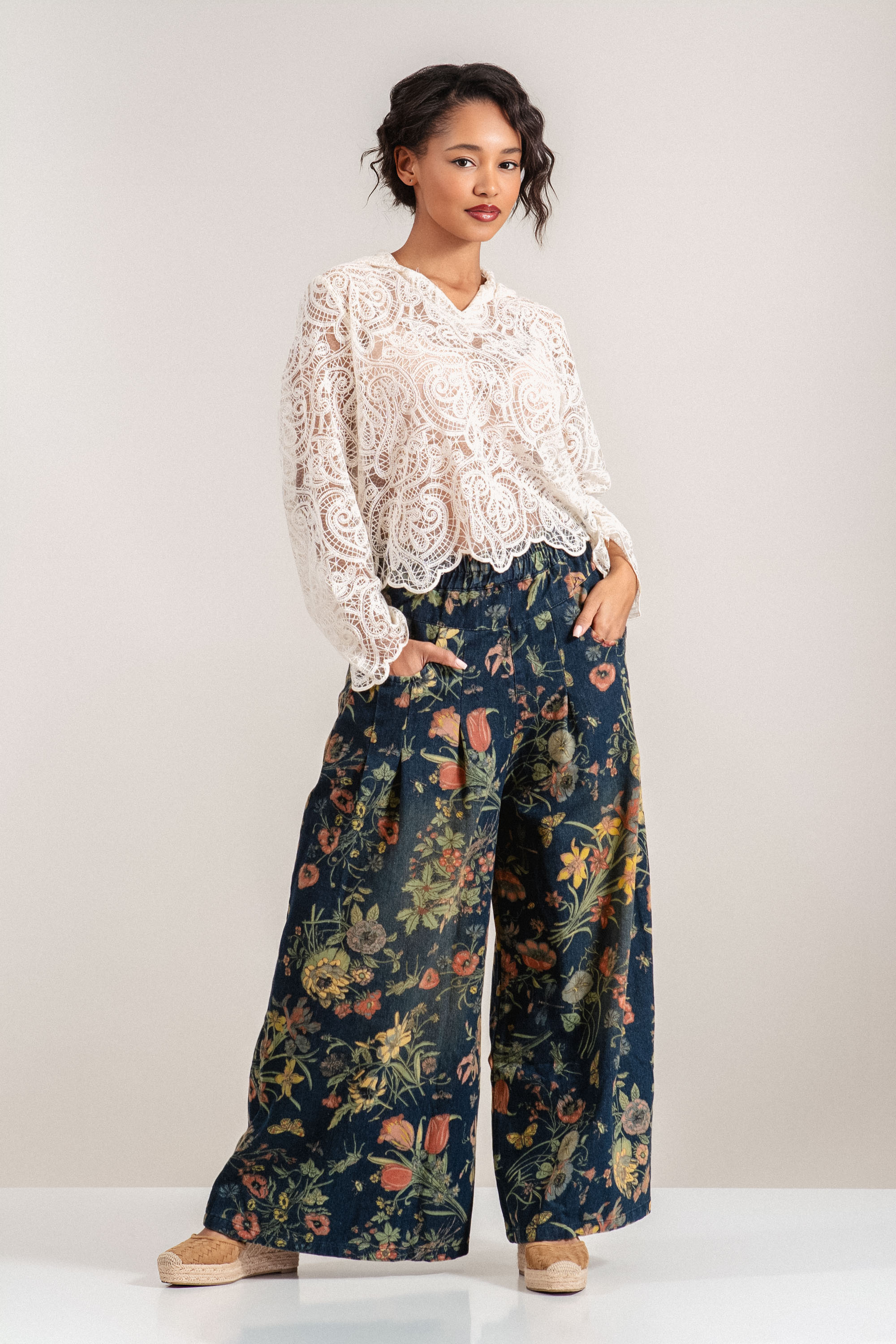 Дамска блуза в цвят екрю с етно бродерия и качулка