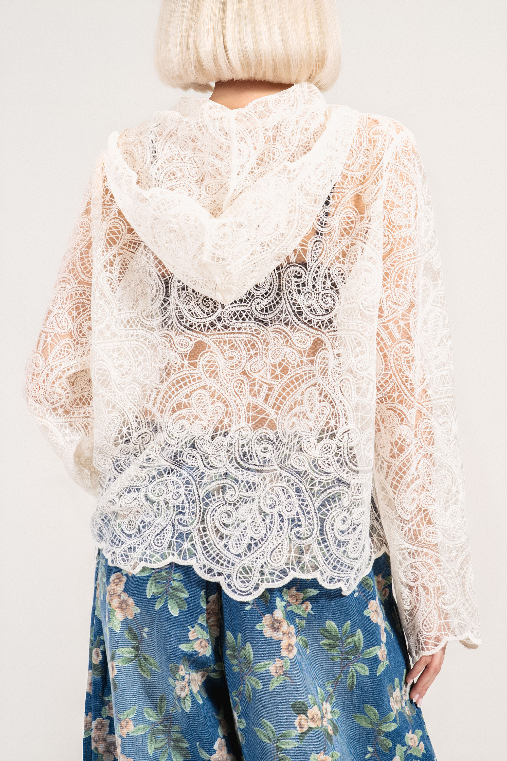 Дамска блуза в цвят екрю с етно бродерия и качулка