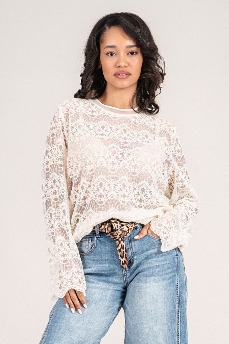 Дамска блуза в цвят екрю със свободна кройка и нежна бродерия