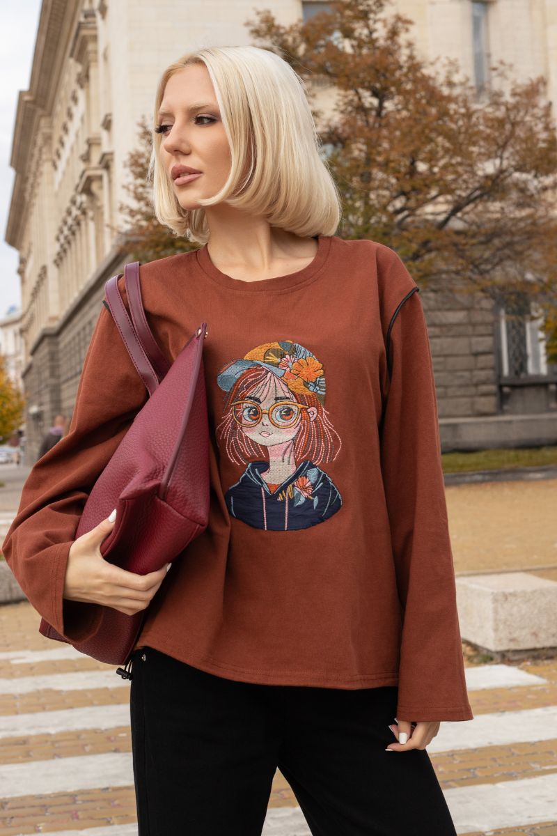 Дамска блуза в карамелено кафяво с бродирано момиче с очила