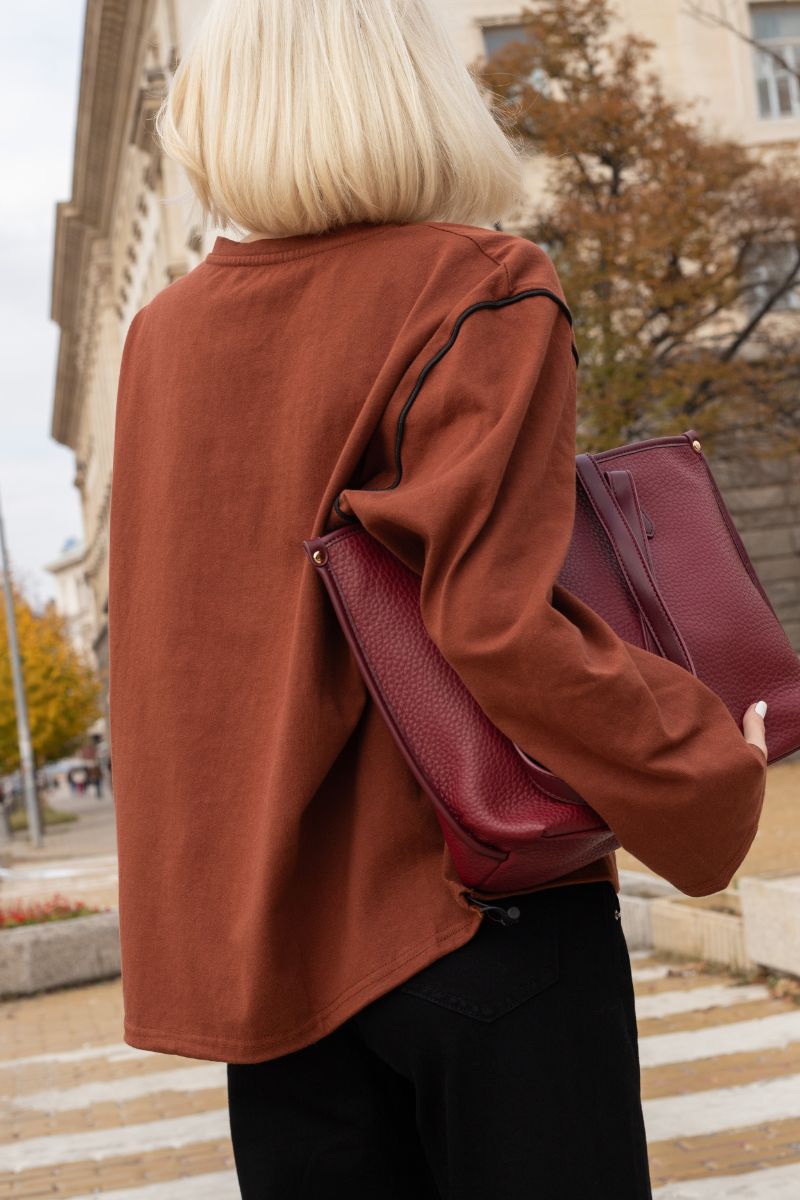 Дамска блуза в карамелено кафяво с бродирано момиче с очила