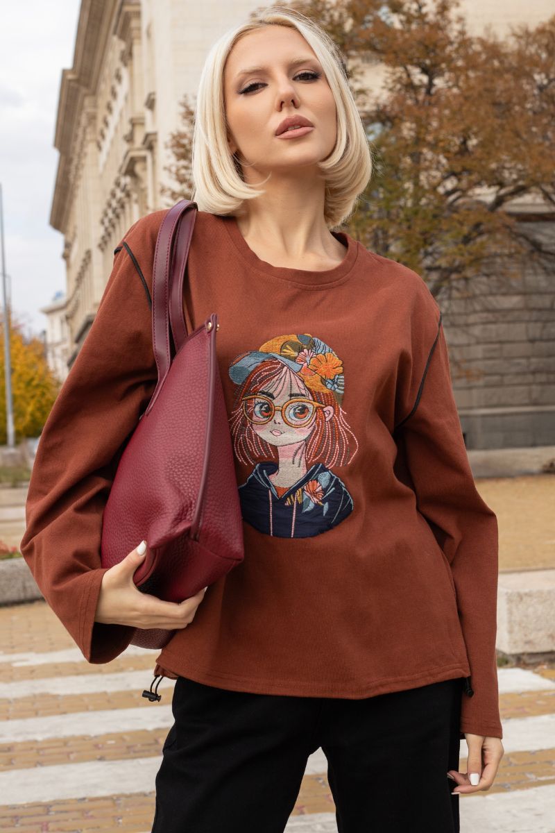 Дамска блуза в карамелено кафяво с бродирано момиче с очила