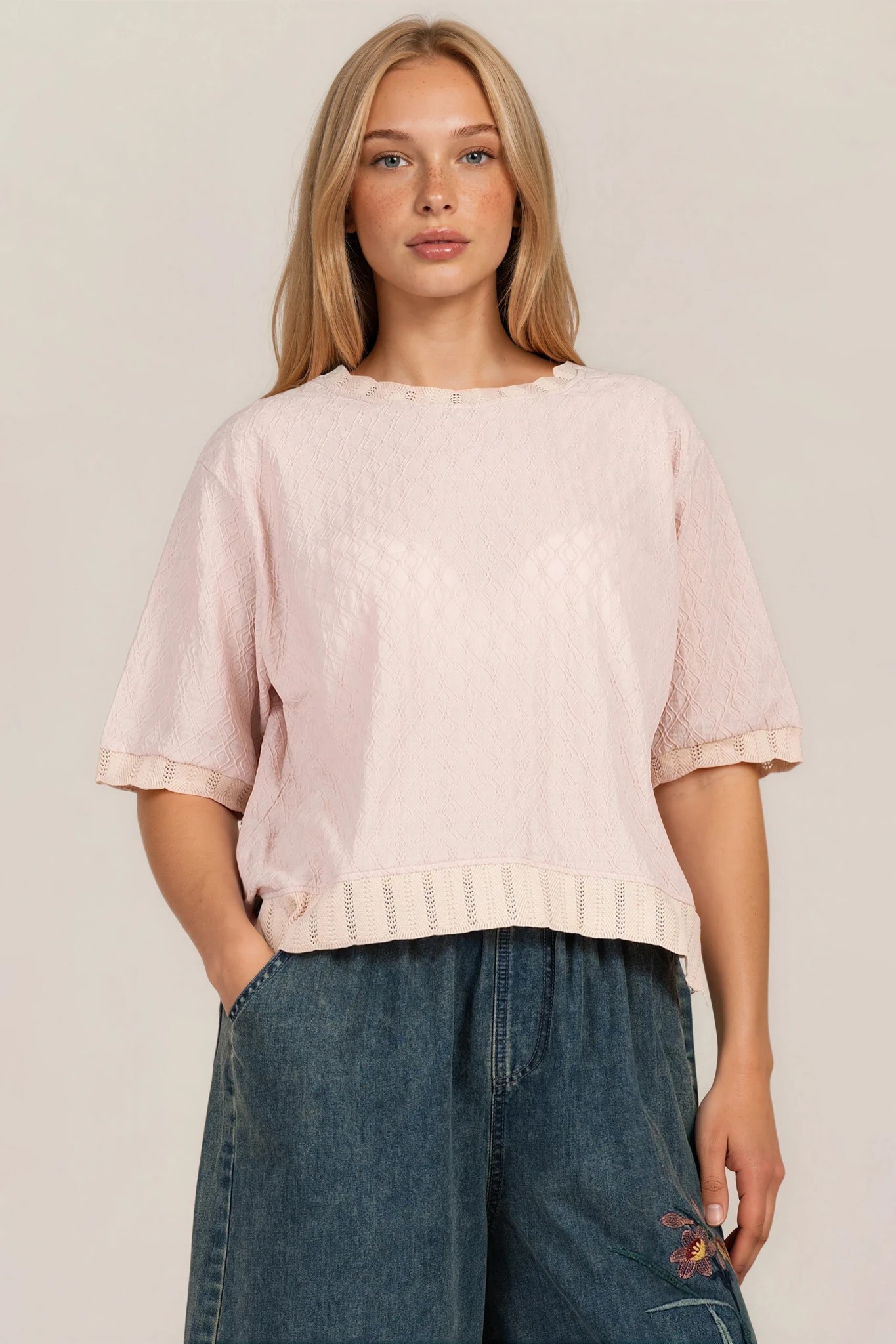 Дамска блуза в розово с релефен принт и връзки в края