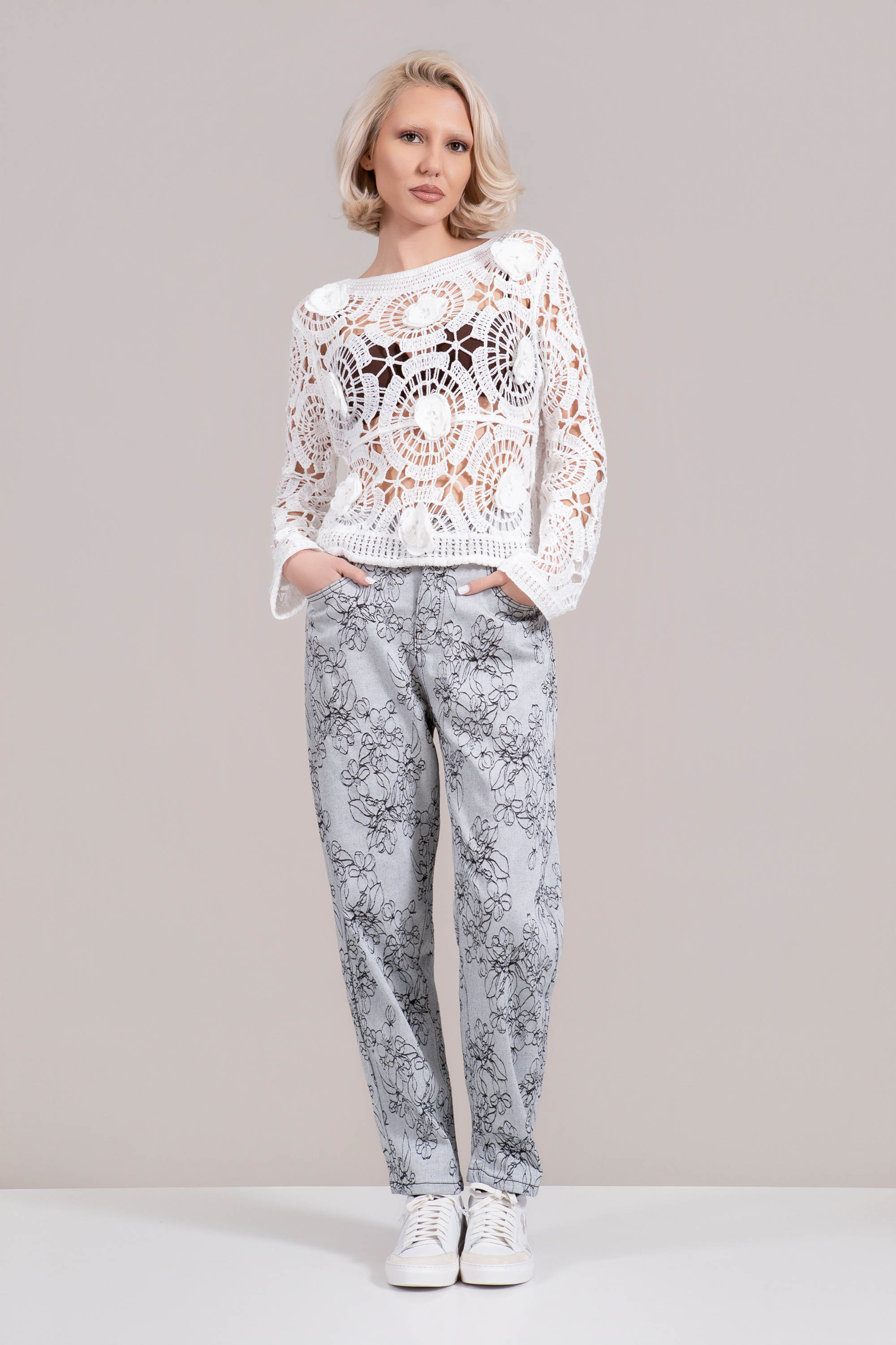 Дамски сиви дънки с бойфренд кройка и черен флорален принт