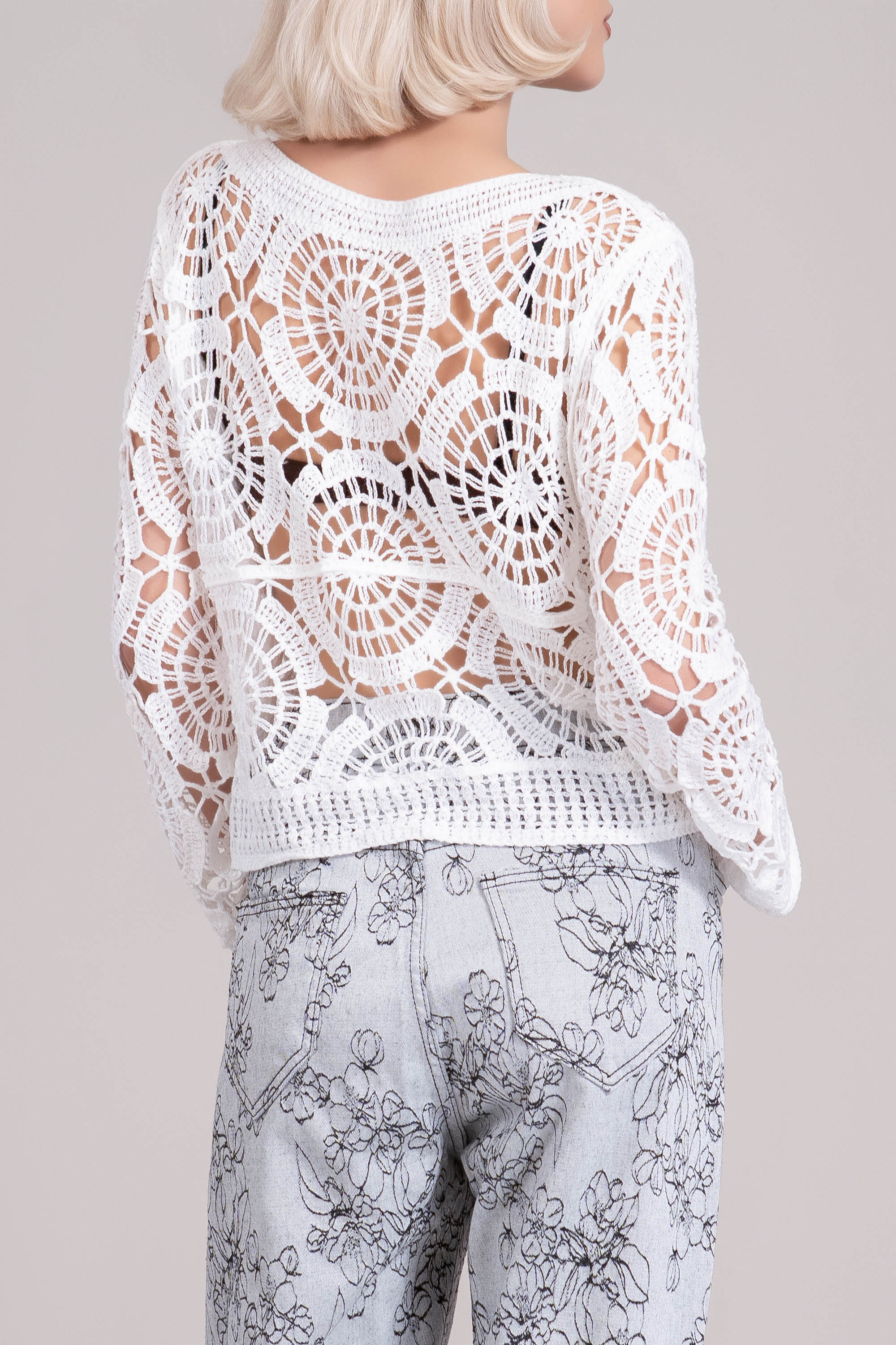 Дамска бяла блуза от плетиво с 3Д бродерия и обло деколте