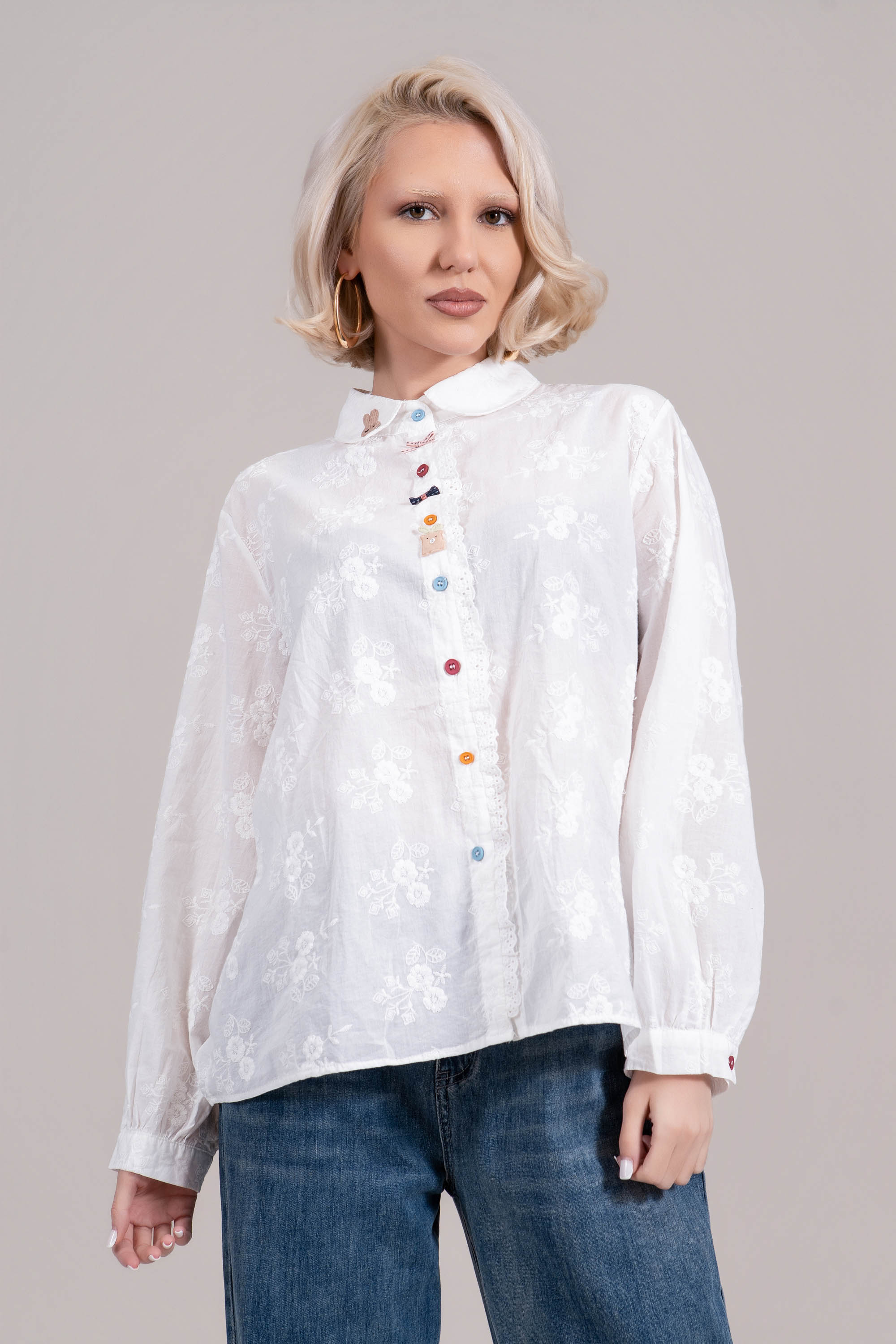 Дамска бяла риза от памук с бродерия, цветни копчета и заек на яката