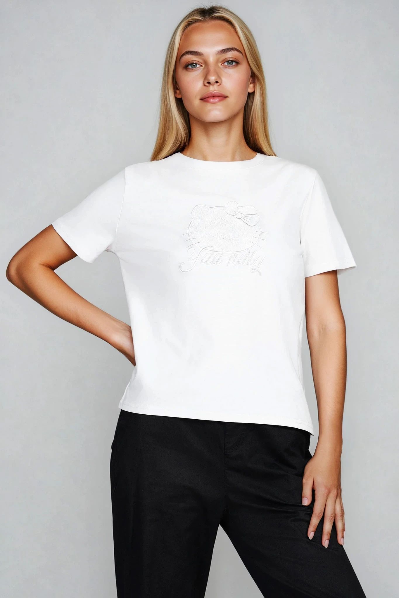 Дамска бяла тениска от памук с бродирано коте и надпис
