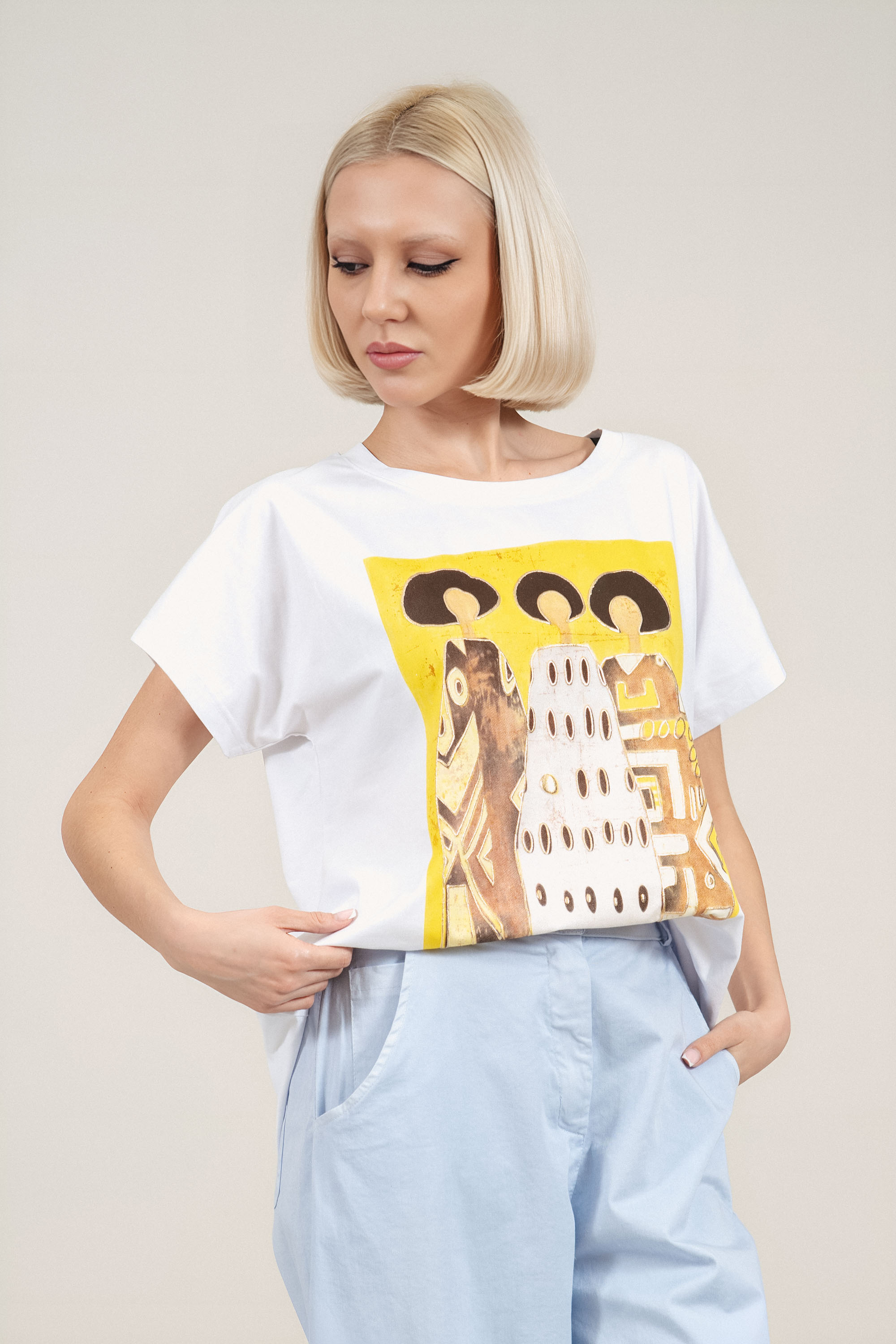 Дамска бяла тениска от памук с жълт артистичен принт