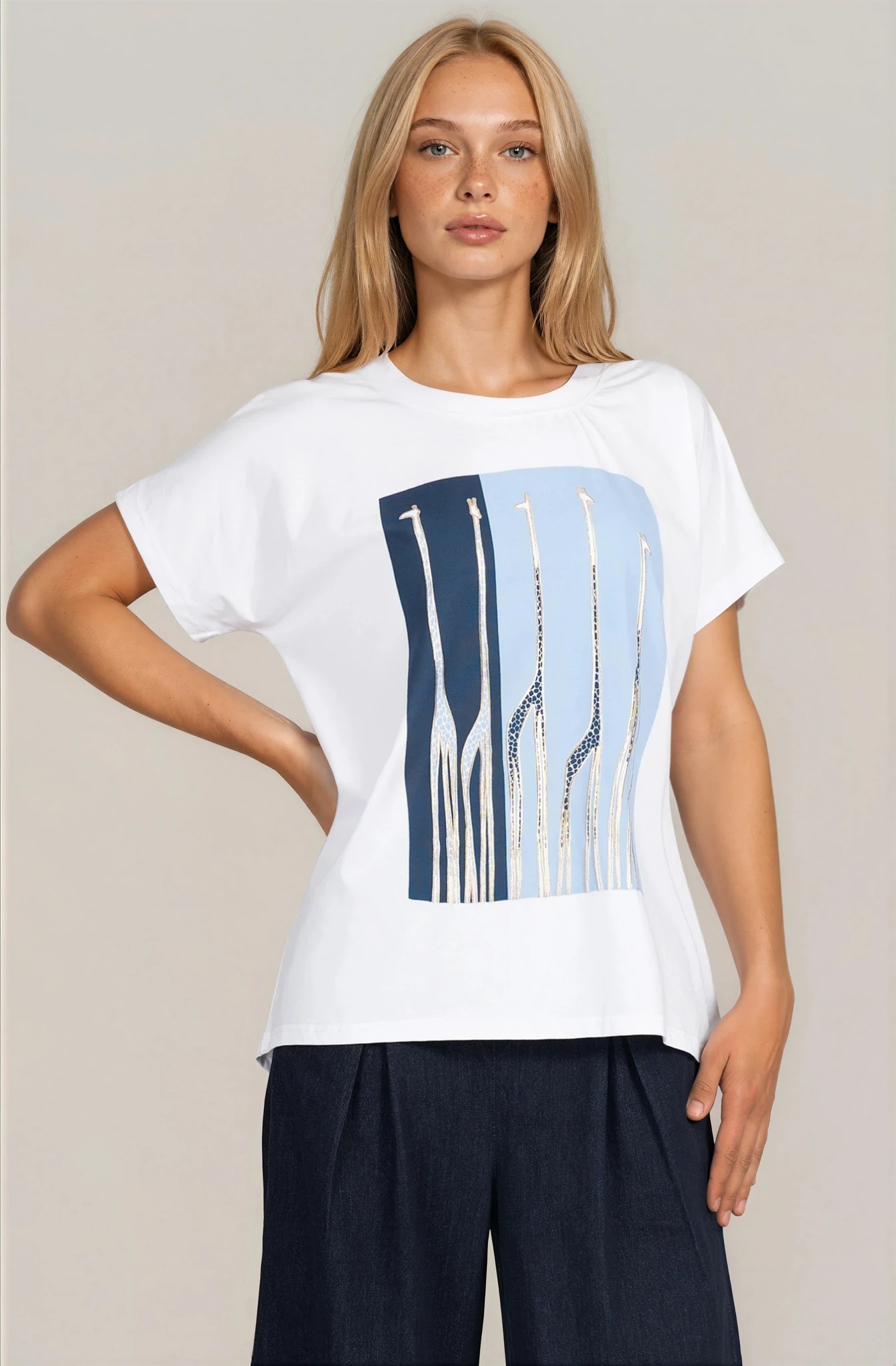 Дамска бяла тениска от памук с щампа в синьо със златисти жирафи