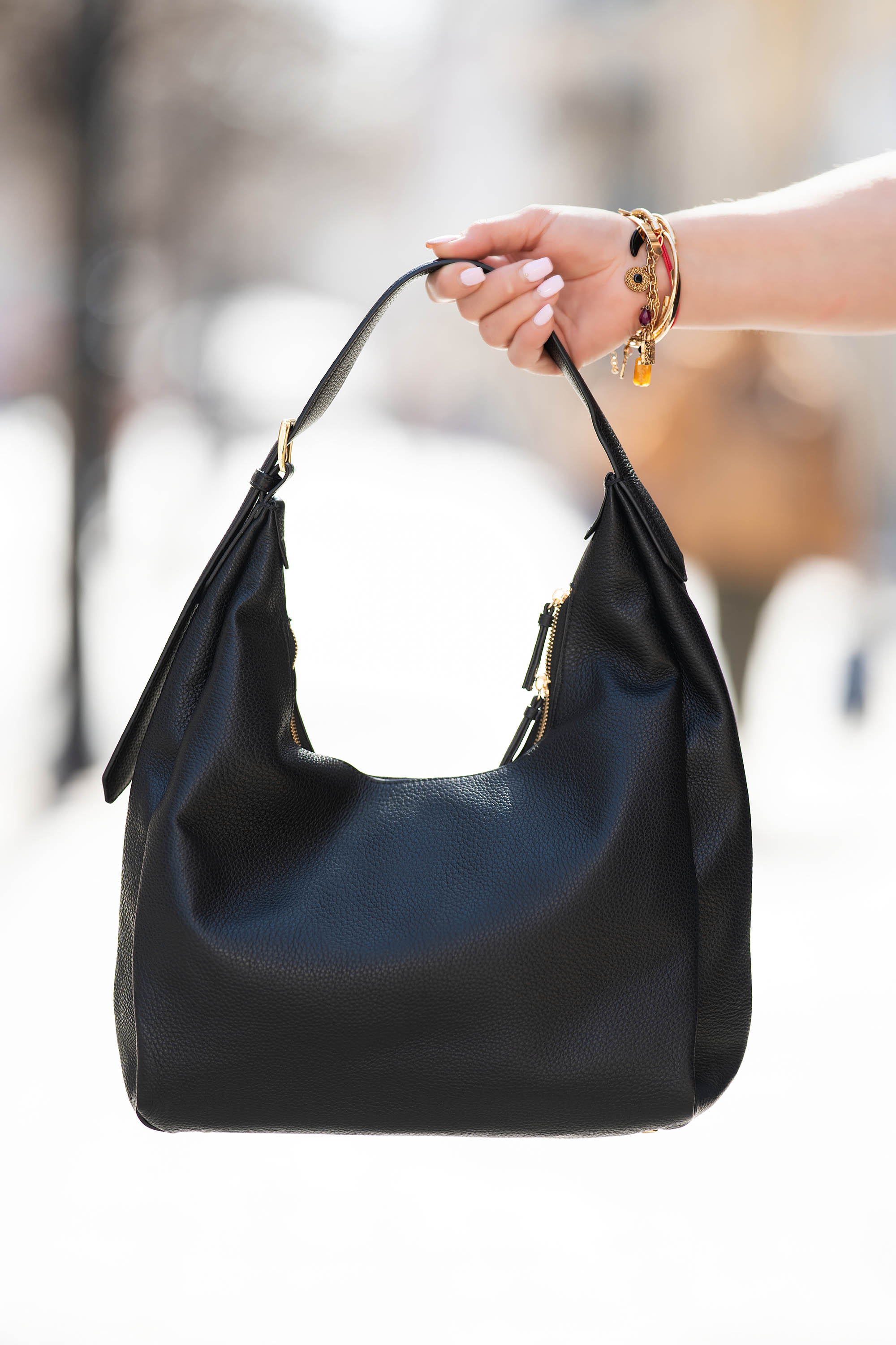 Дамска чанта от еко кожа в черно с регулируема дръжка