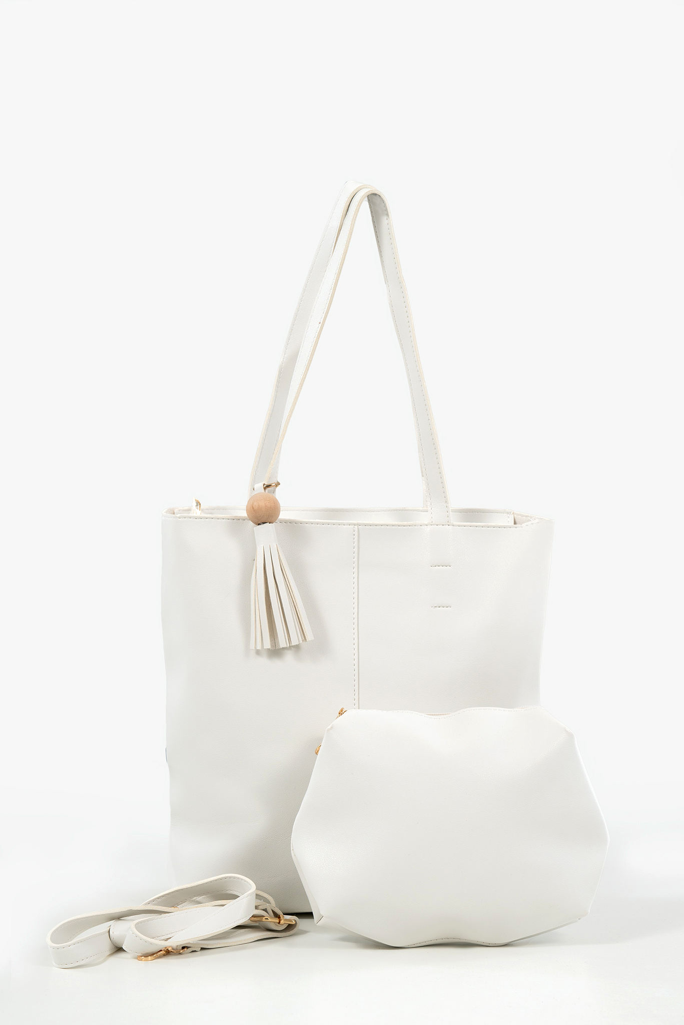 Дамска чанта в бяло с дълги дръжки и пискюл