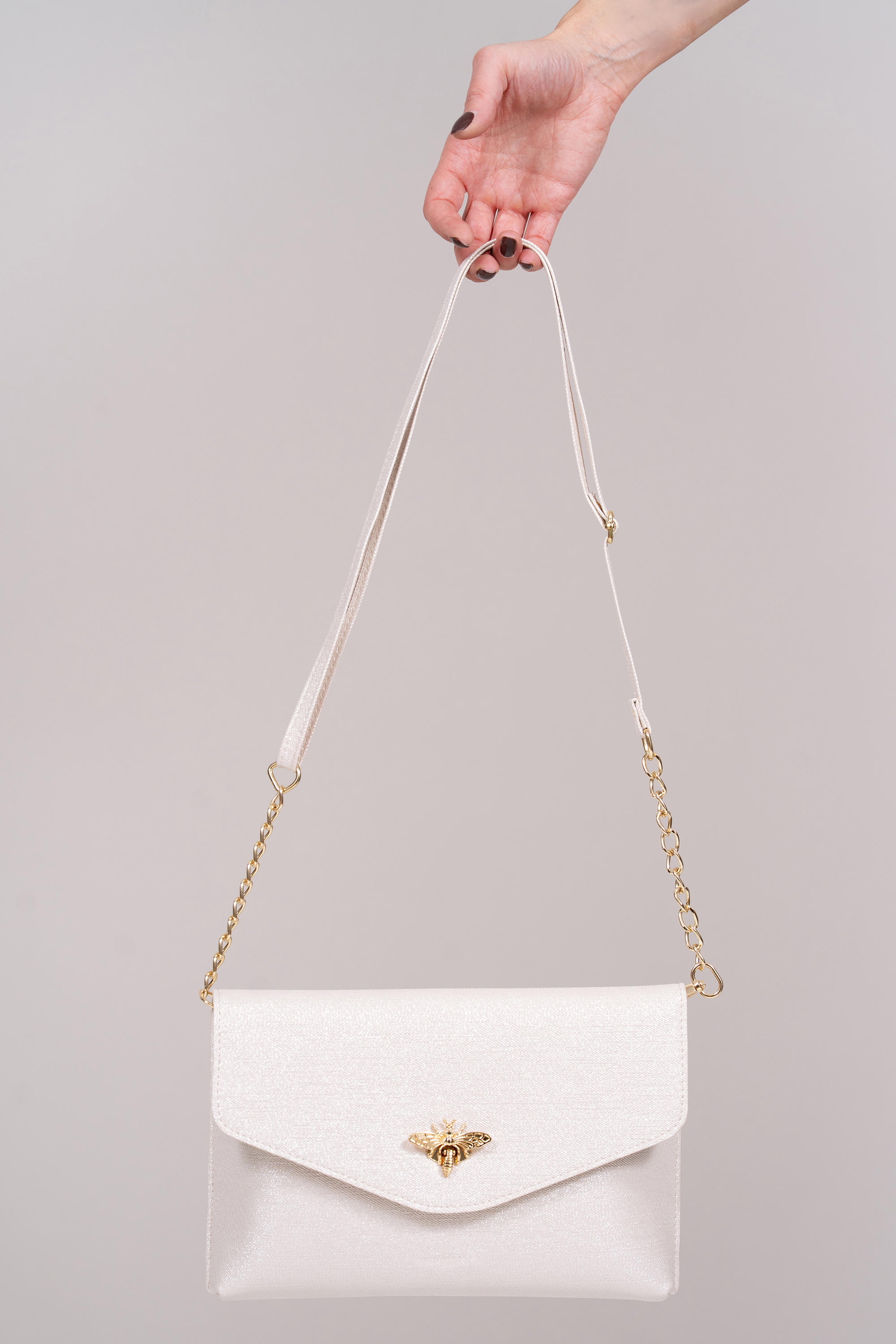 Дамска чанта в перлен цвят тип клъч