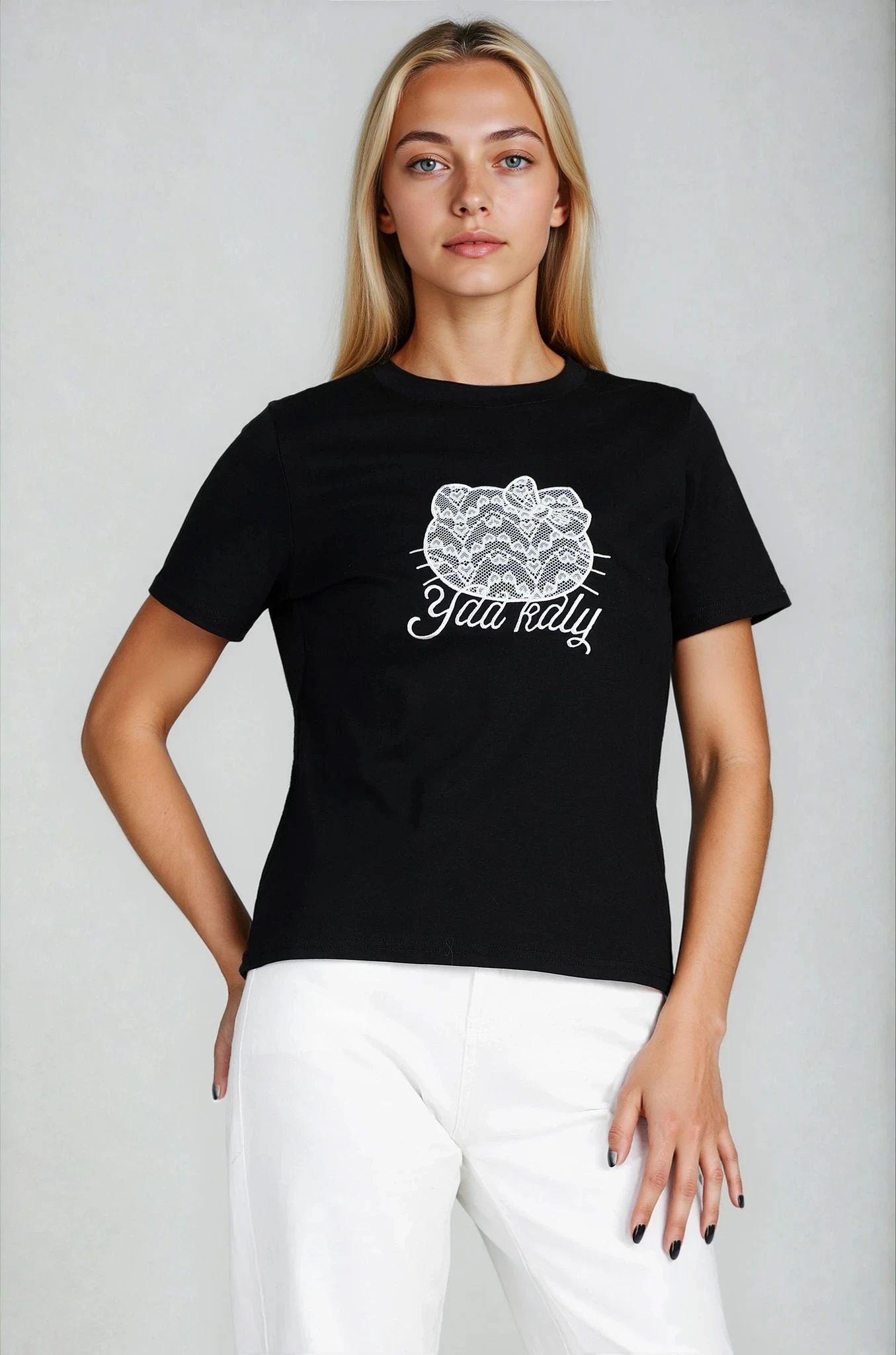 Дамска черна тениска от памук с бродирано коте и надпис