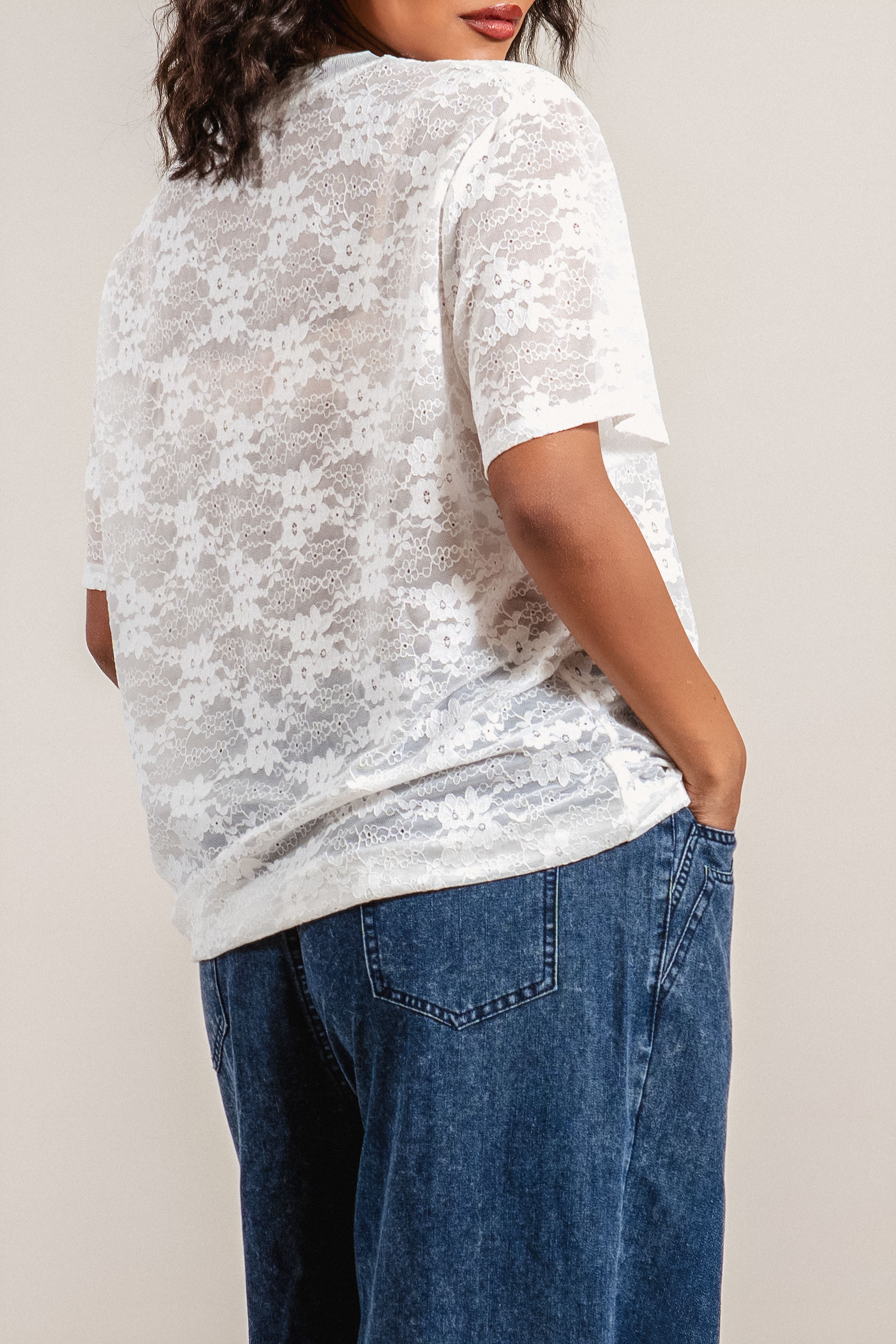 Дамска дантелена блуза в бяло с щампа момиче с очила