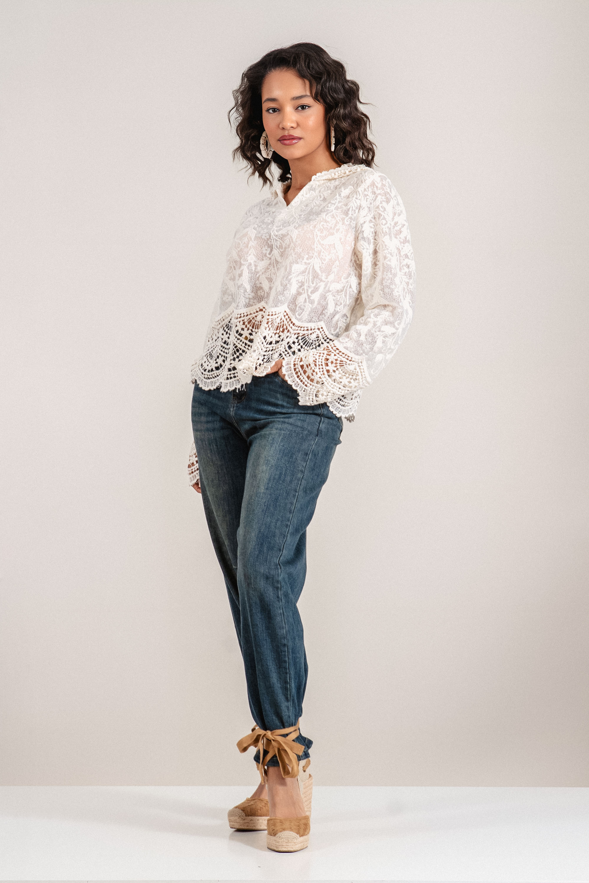 Дамска дантелена блуза в цвят екрю с качулка и рязана броредия