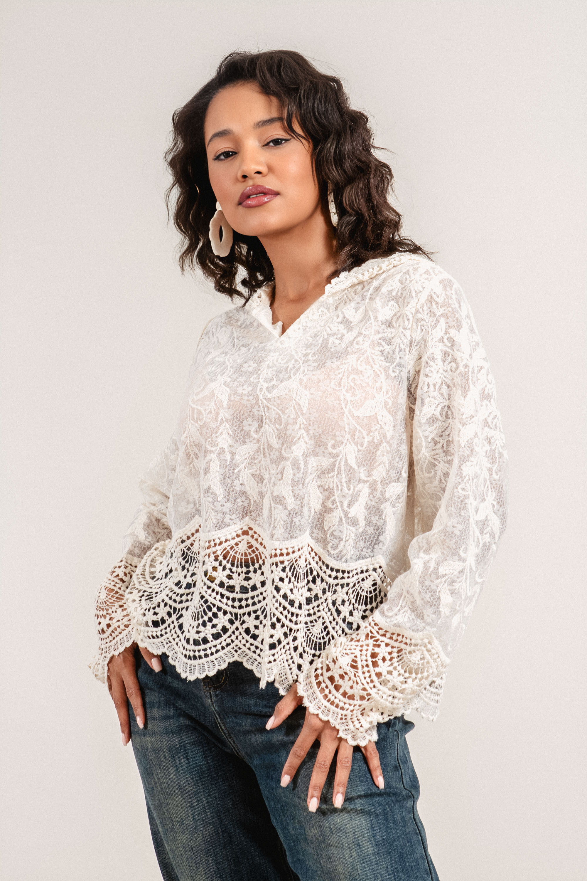 Дамска дантелена блуза в цвят екрю с качулка и рязана броредия