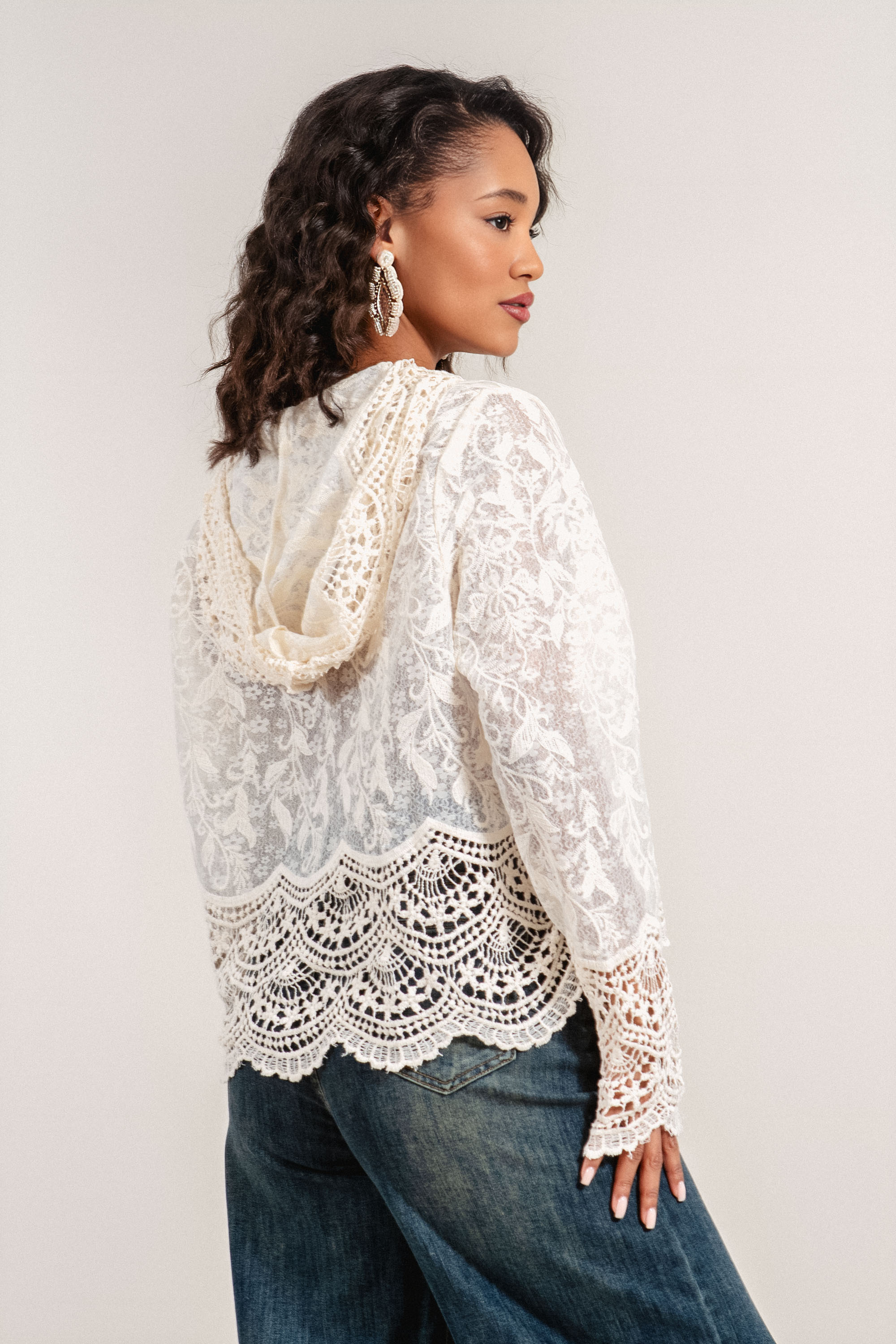 Дамска дантелена блуза в цвят екрю с качулка и рязана броредия