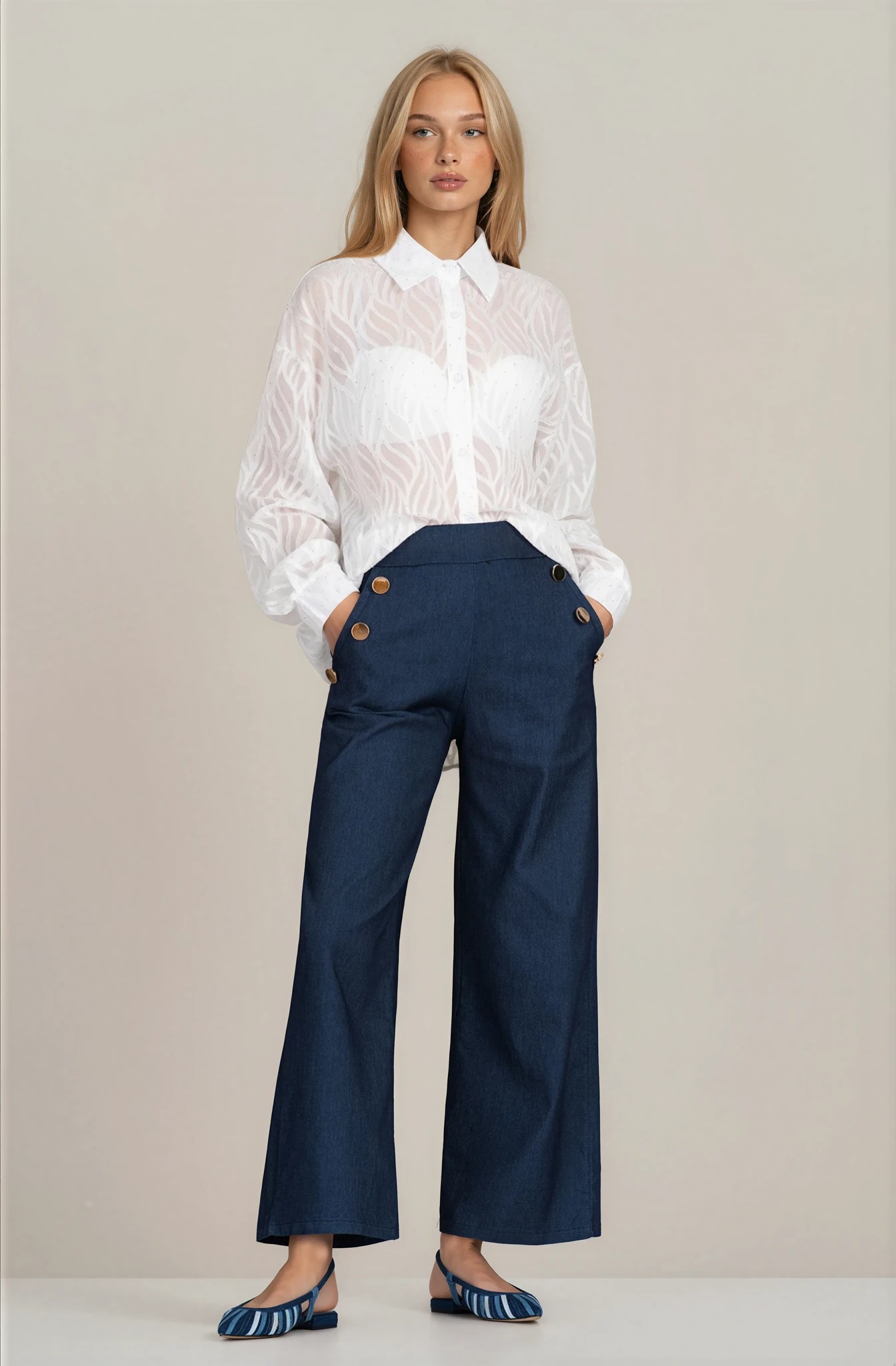 Дамска ефирна бяла риза с релефни шарки и ситни камъни