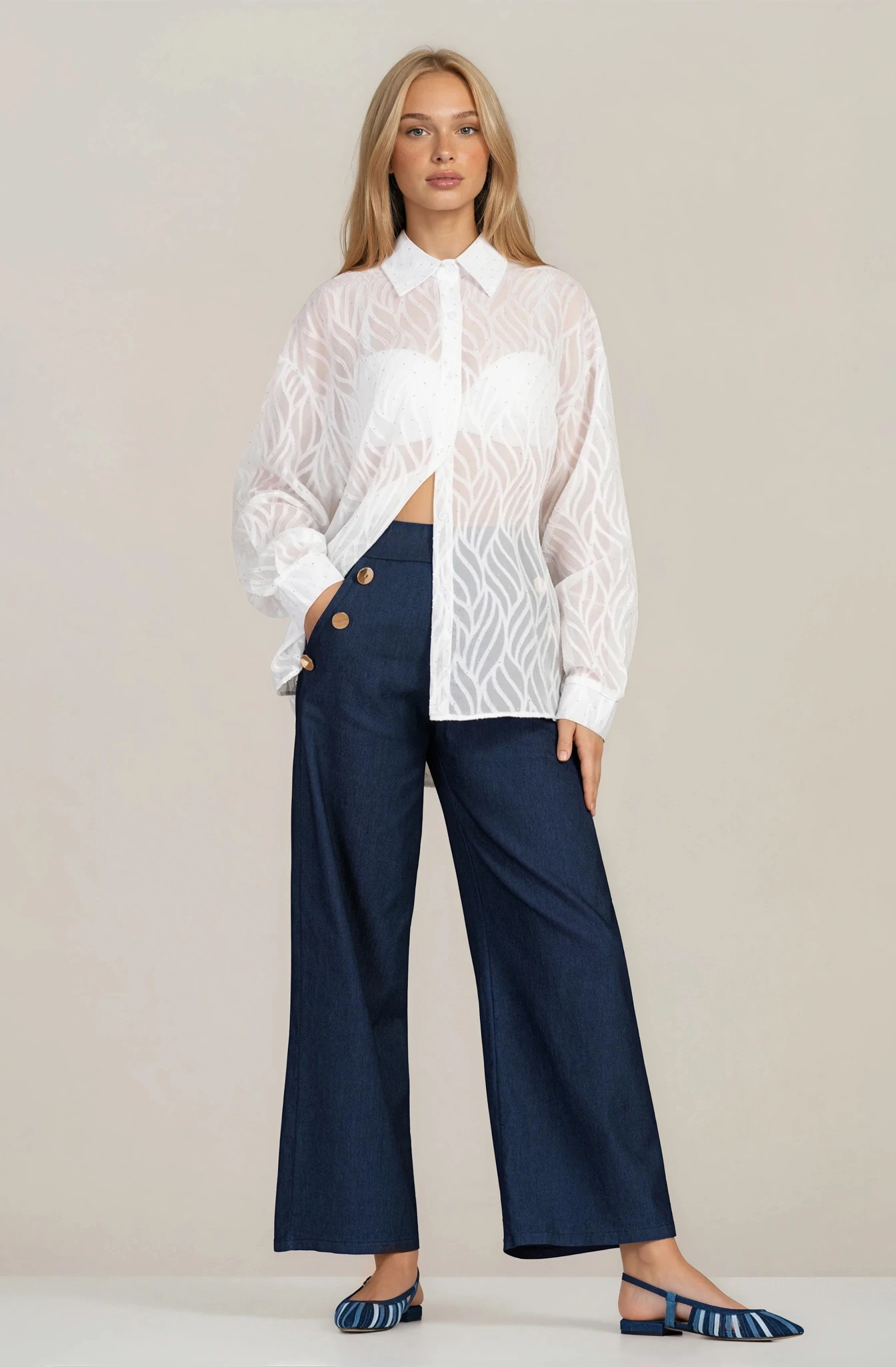 Дамска ефирна бяла риза с релефни шарки и ситни камъни