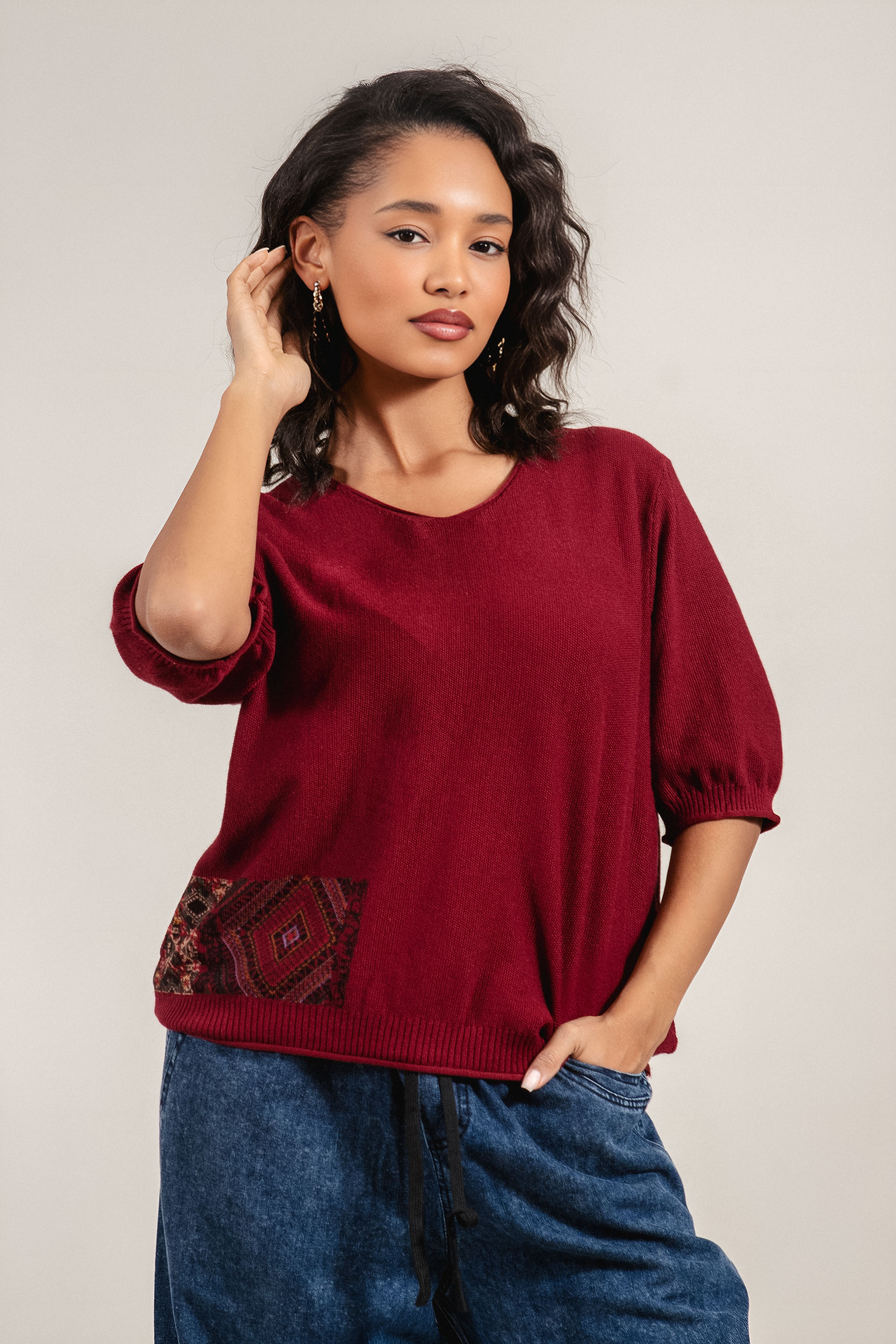 Дамска фино плетена блуза в цвят бордо с етно елемент и къс ръкав