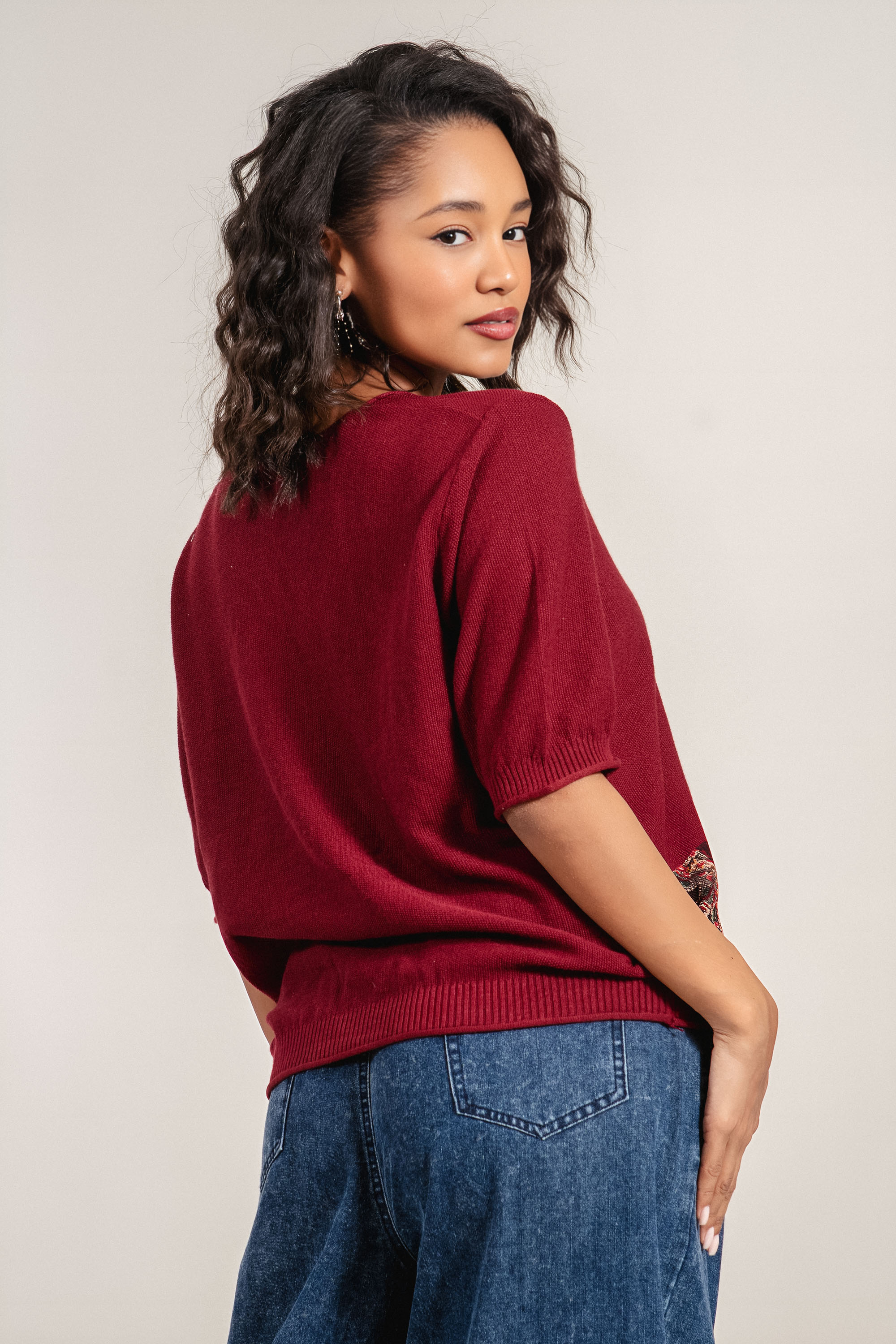 Дамска фино плетена блуза в цвят бордо с етно елемент и къс ръкав