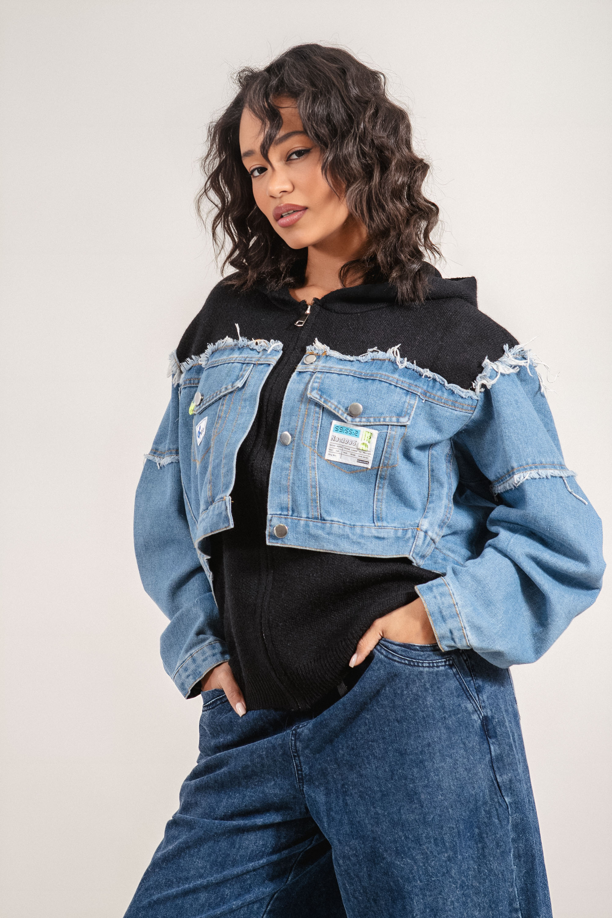 Дамска жилетка от черно плетиво с дънкови елементи, цип и качулка