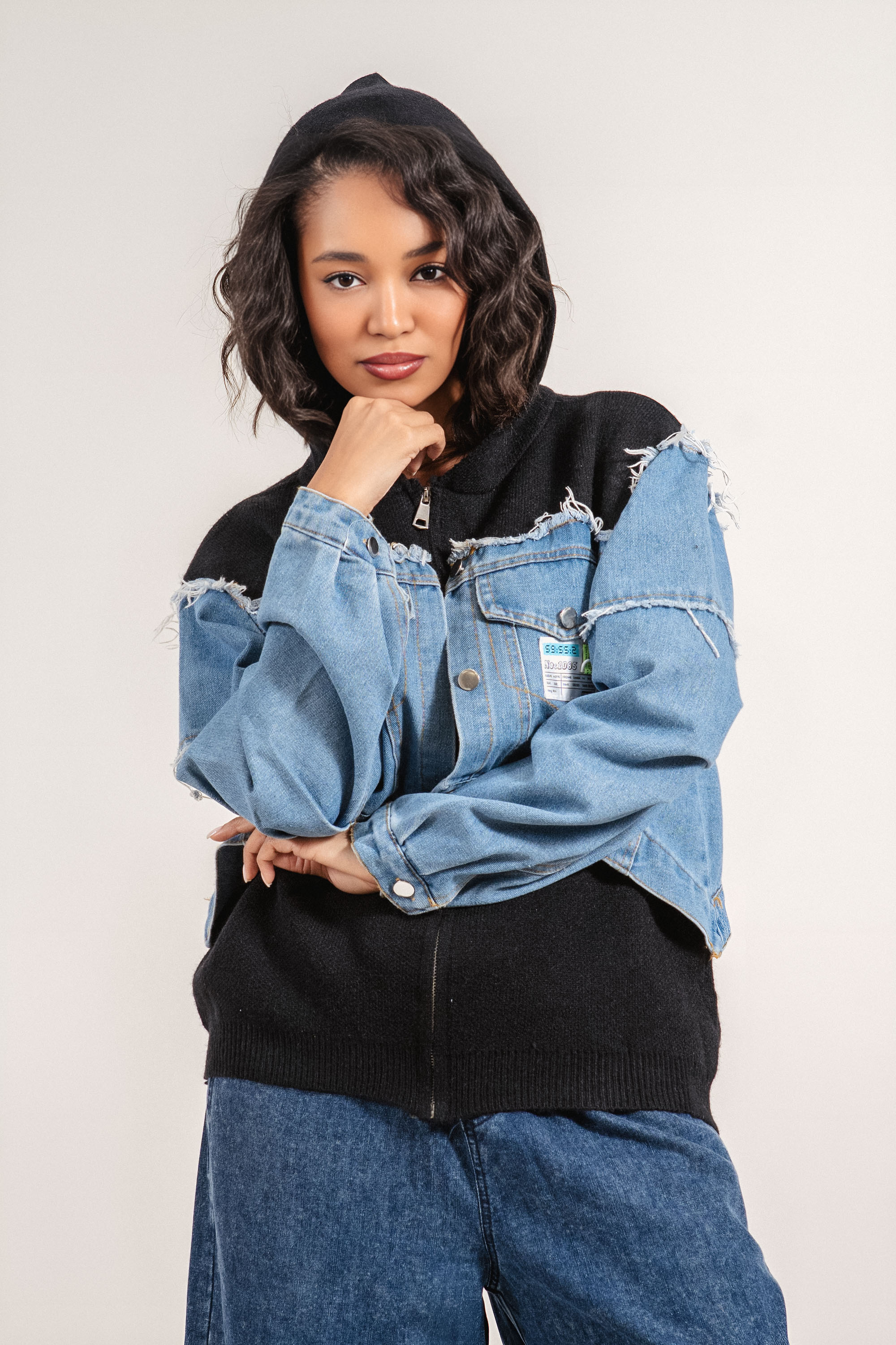 Дамска жилетка от черно плетиво с дънкови елементи, цип и качулка