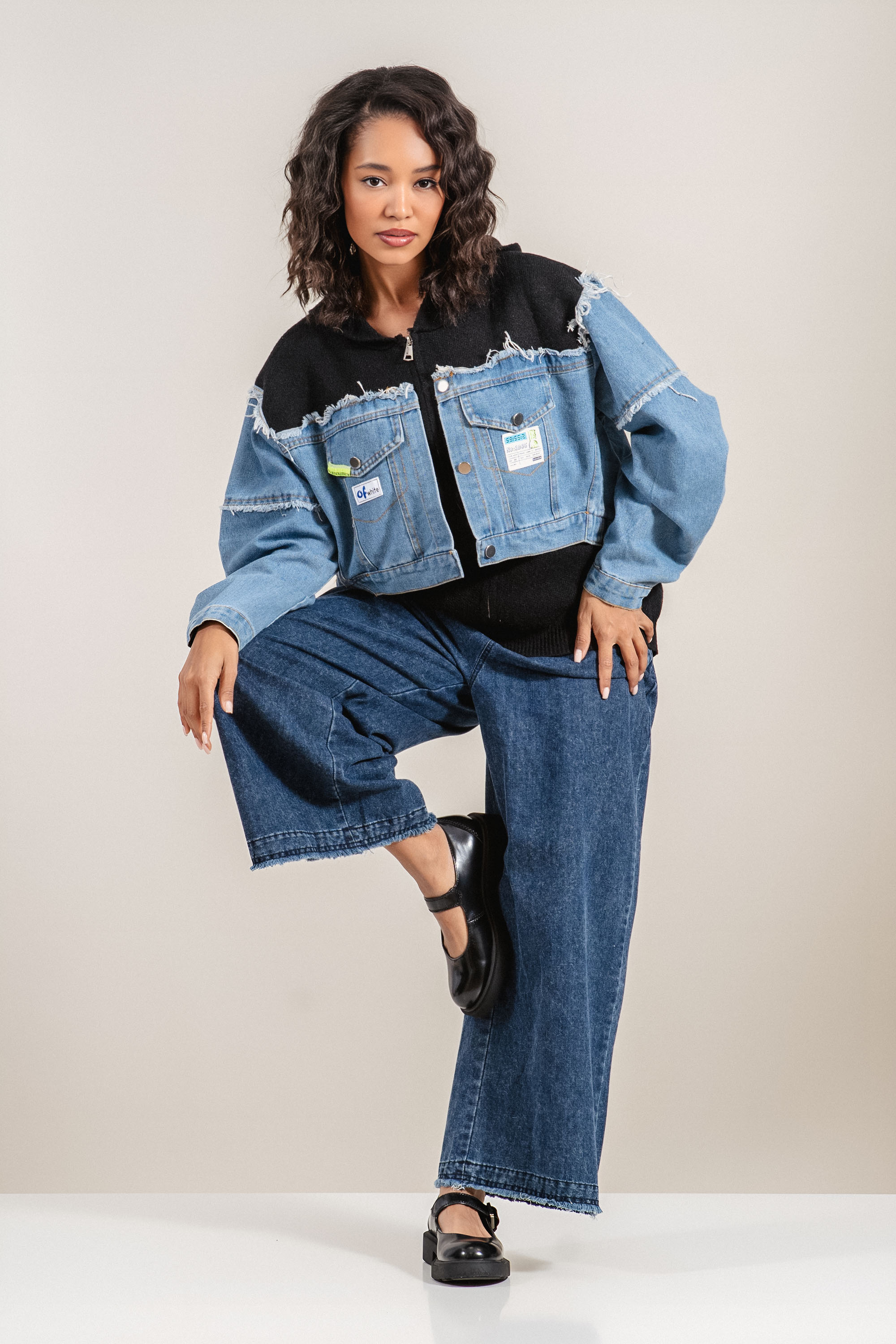 Дамска жилетка от черно плетиво с дънкови елементи, цип и качулка