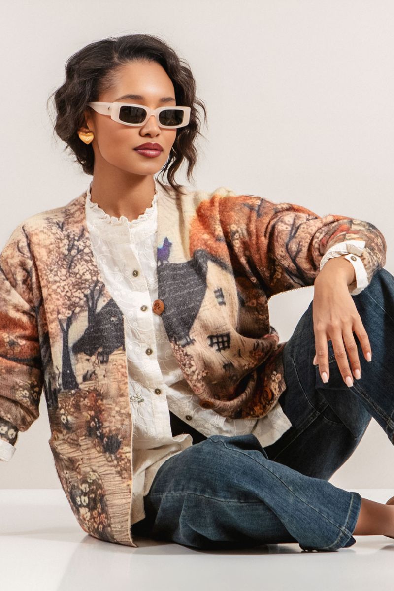 Дамска жилетка от меко плетиво в бежово с пейзажен принт