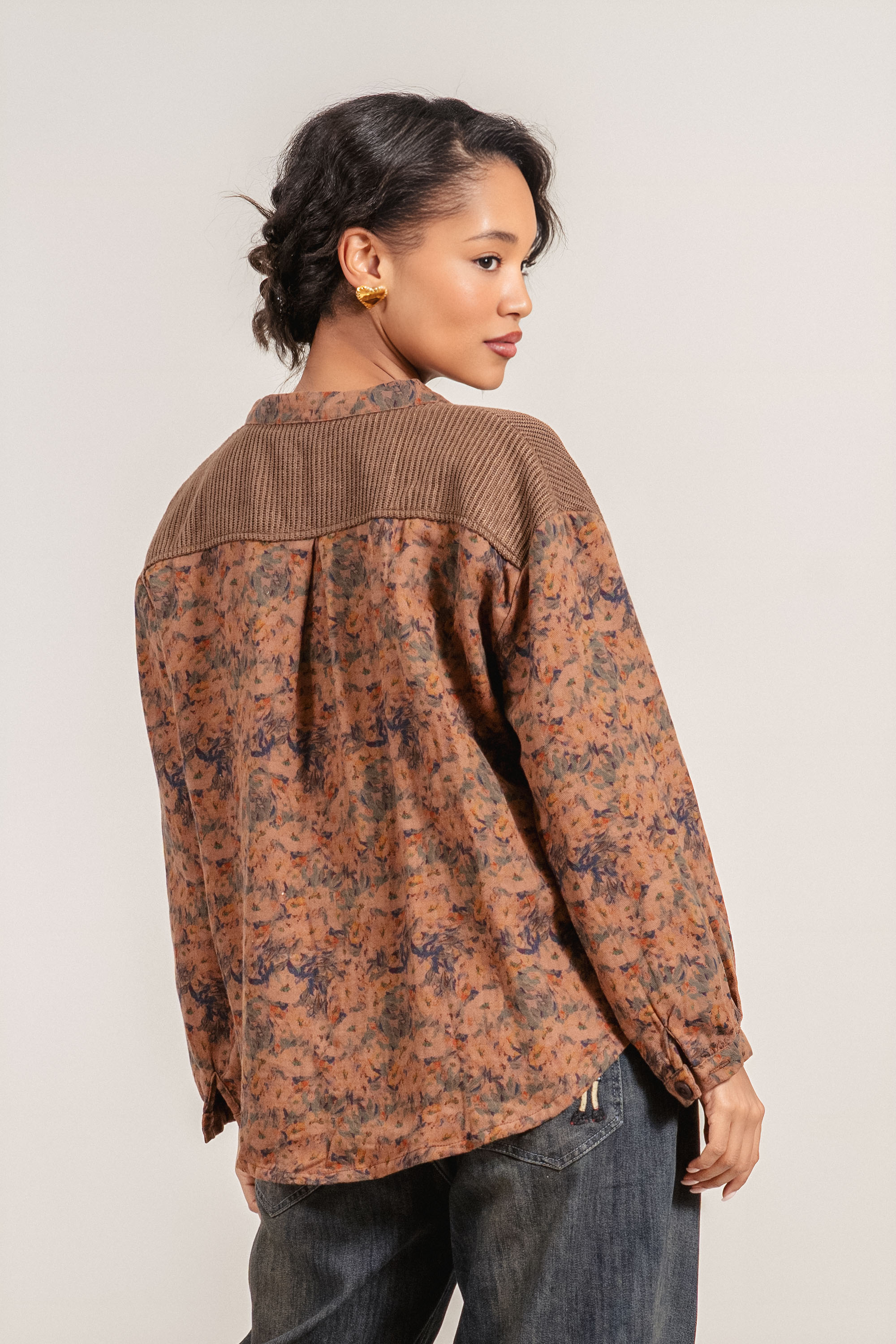 Дамска жилетка в бежово с акцент плетиво и флорален принт