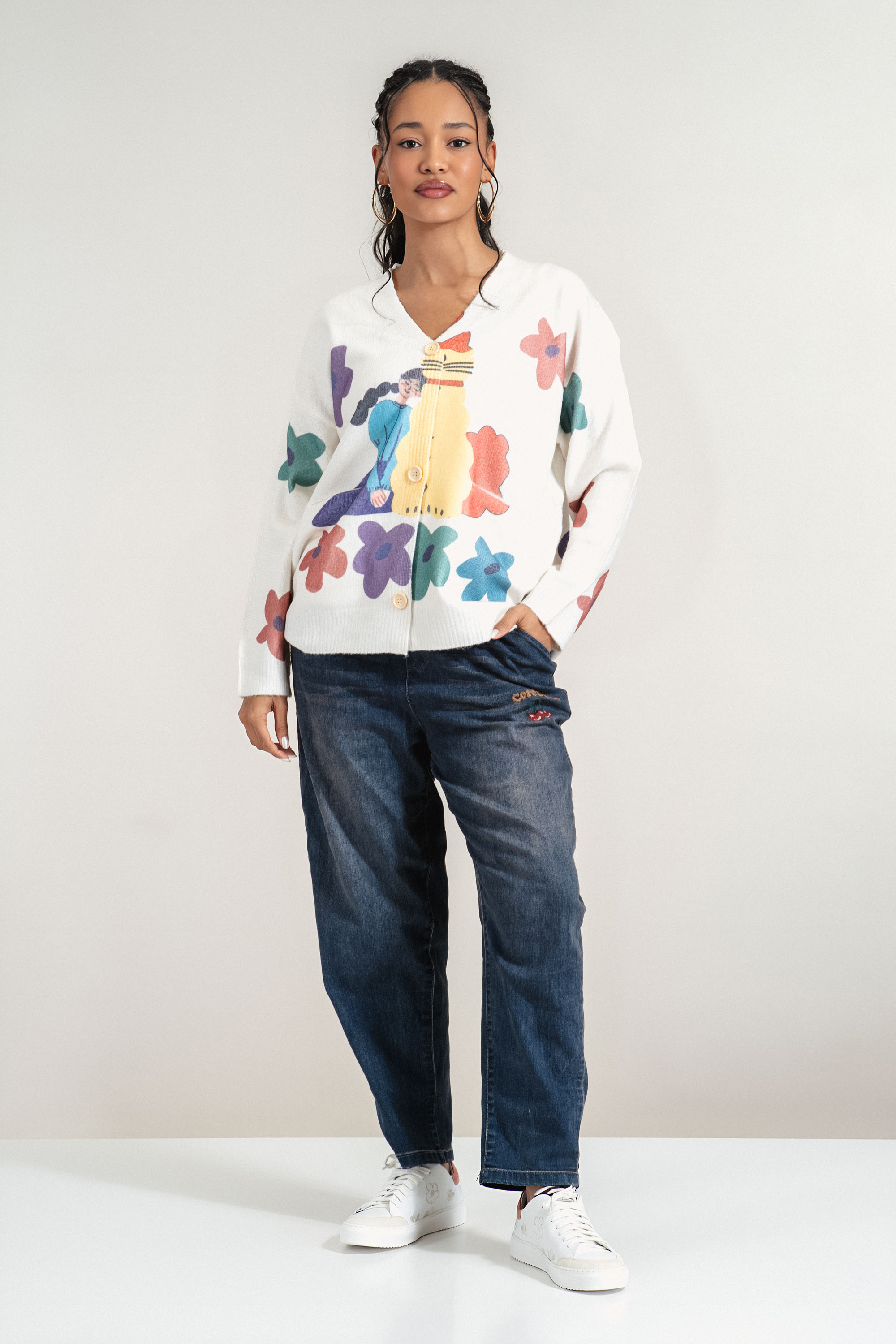 Дамска жилетка в бяло от фино плетиво с принт момиче и цветя