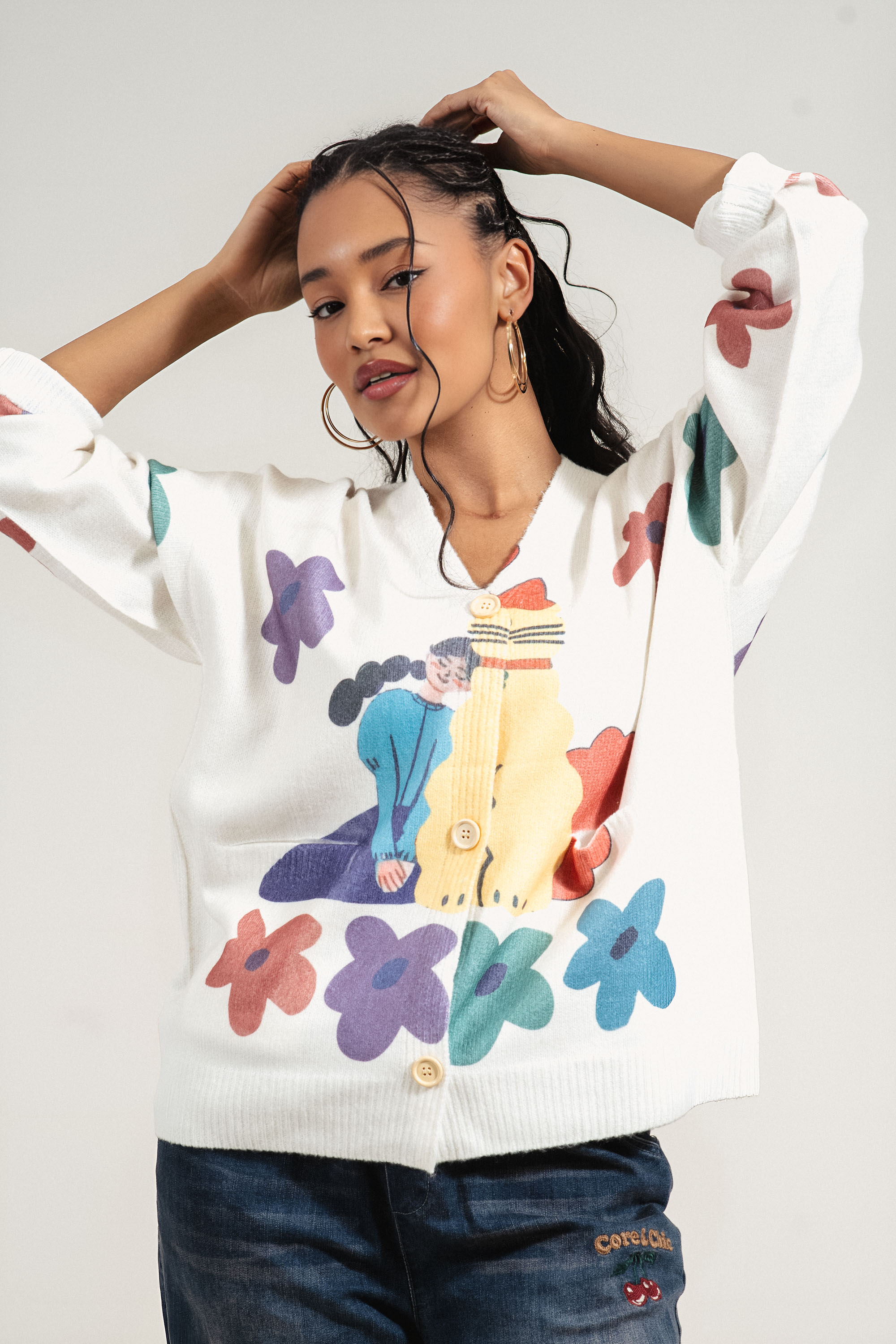 Дамска жилетка в бяло от фино плетиво с принт момиче и цветя