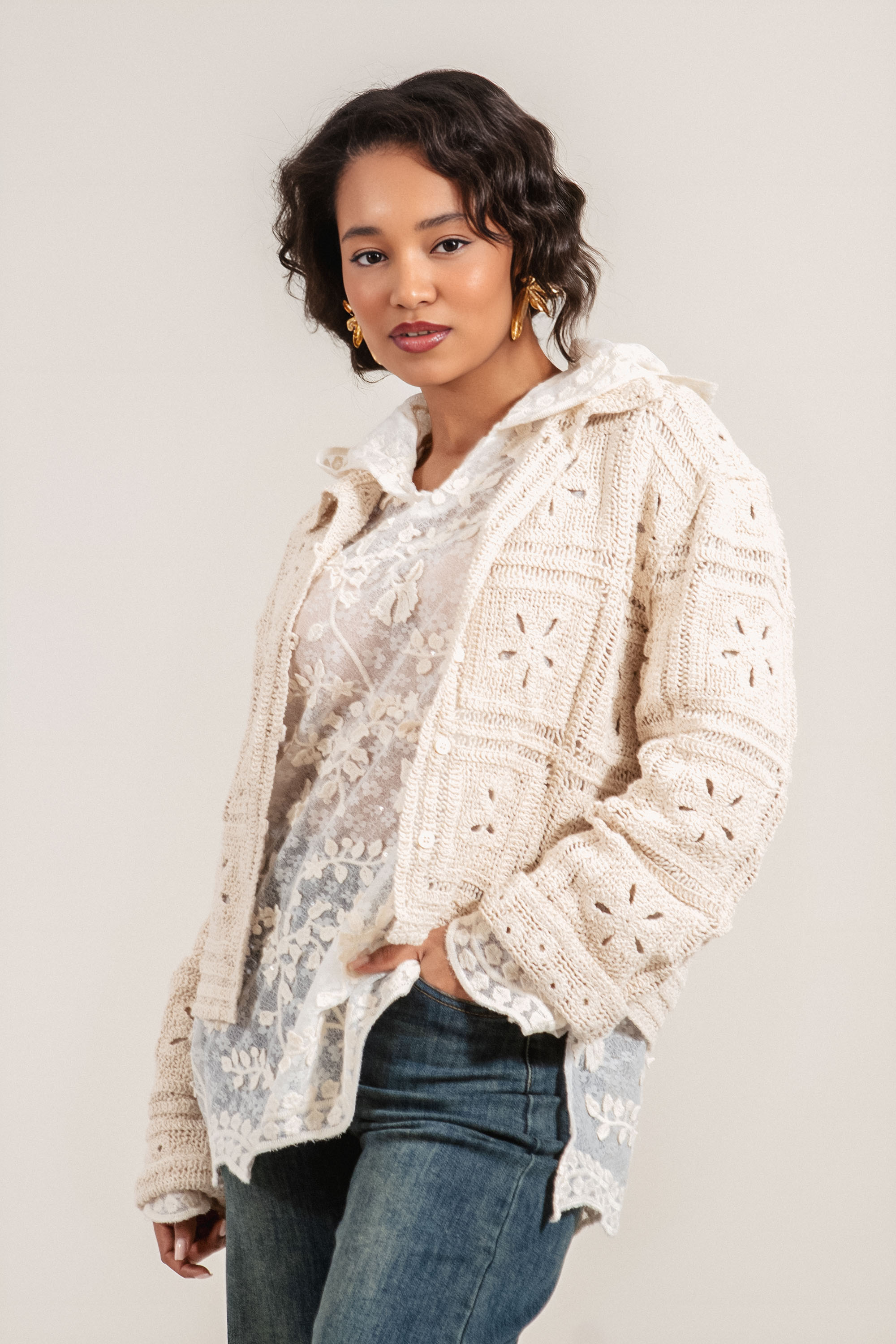 Дамска жилетка в светлобежово с плетени мотиви и яка