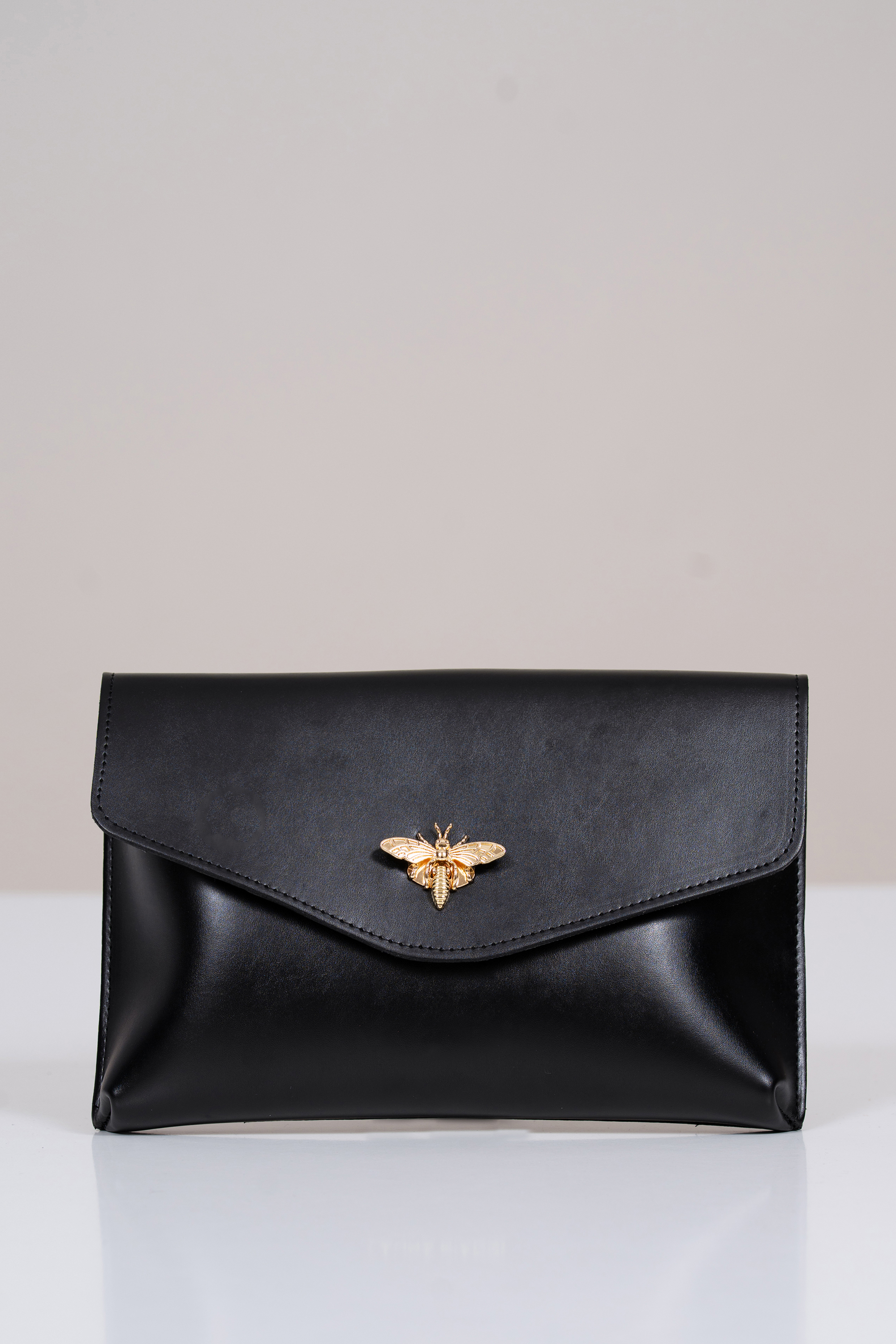 Дамска кожена чанта тип клъч в черно