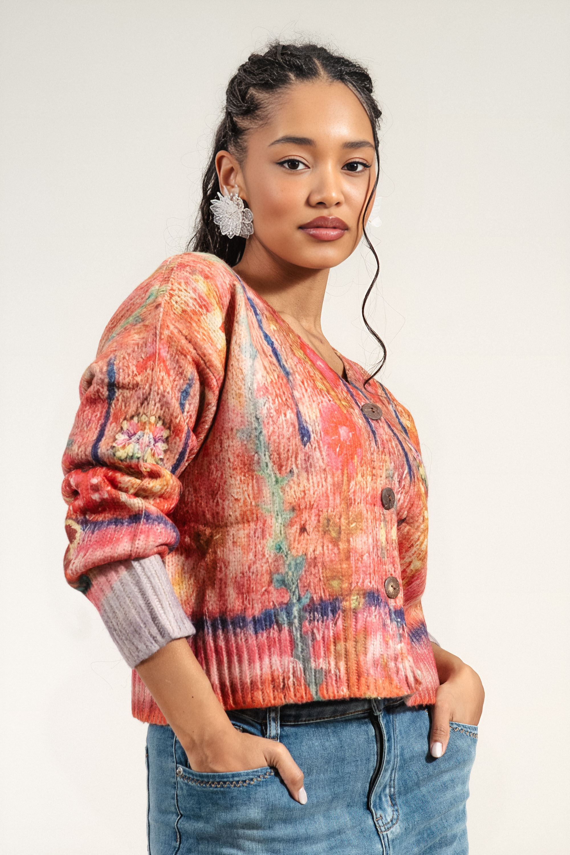 Дамска къса плетена жилетка с цветен принт в розово, оранжево, синьо и зелено