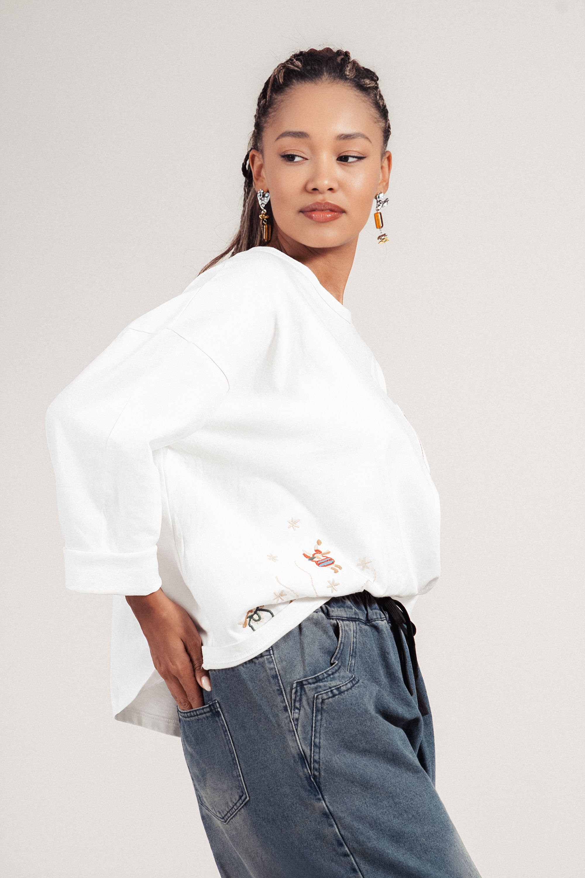 Дамска оувърсайз блуза от памук в бяло с флорална бродерия