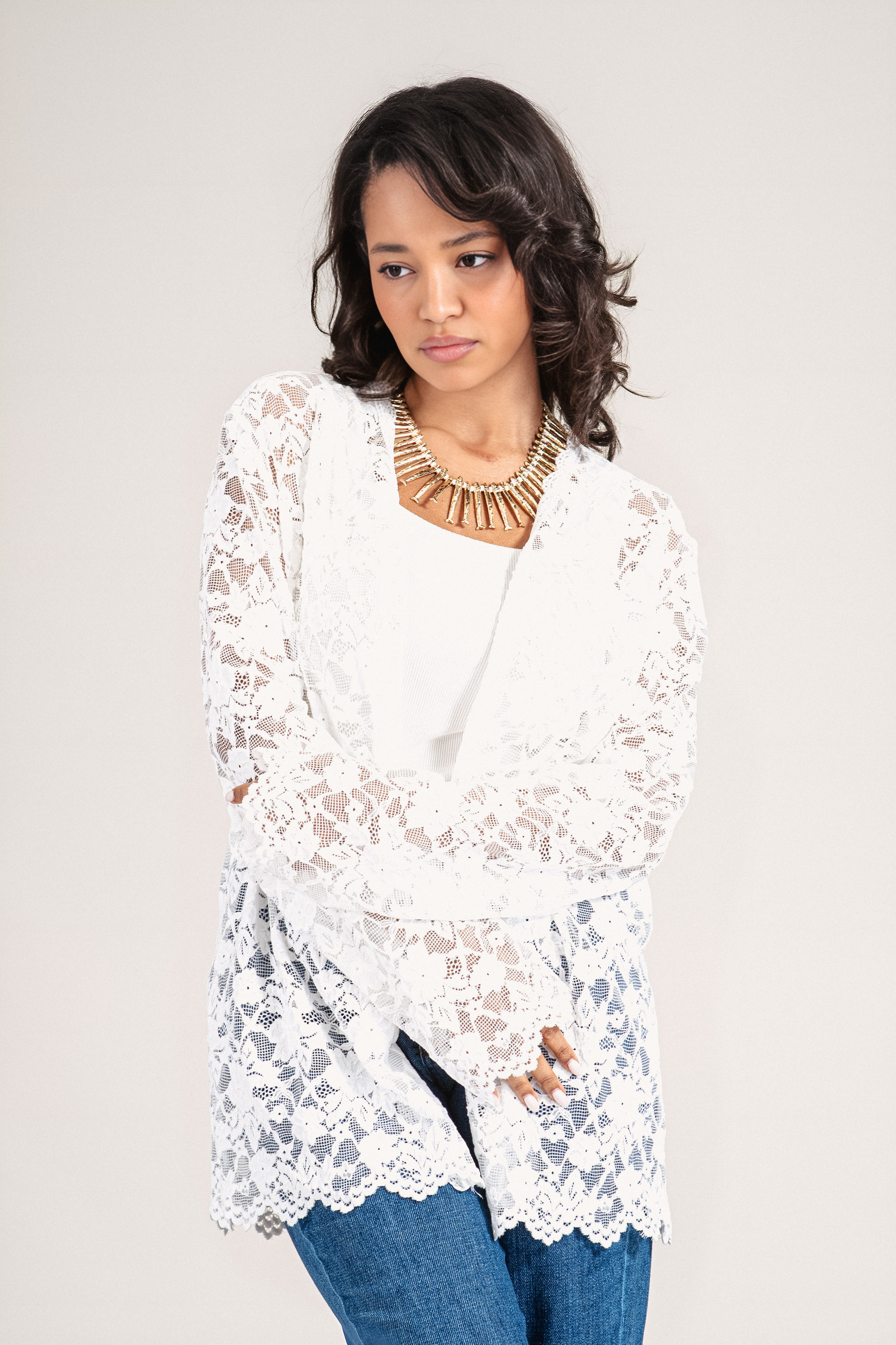 Дамска оувърсайз жилетка в бяло с флорална дантела