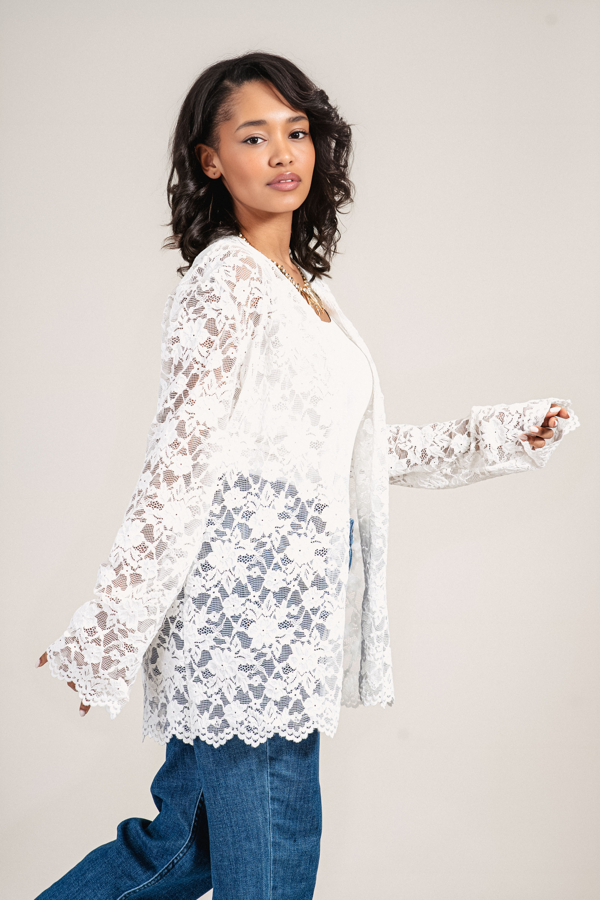 Дамска оувърсайз жилетка в бяло с флорална дантела