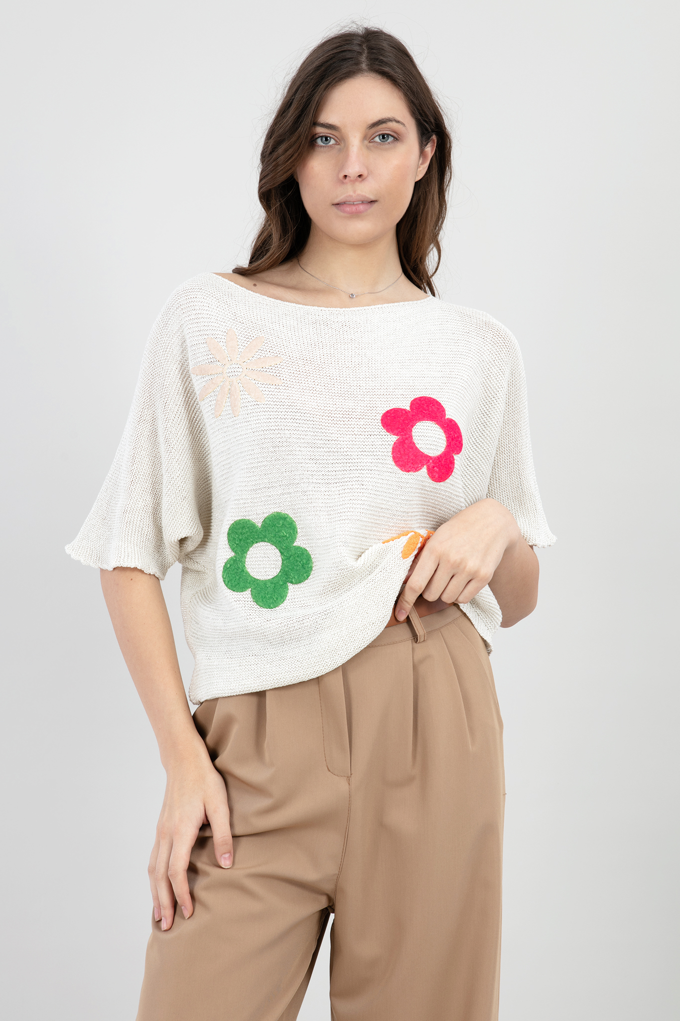 Дамска оувърсайз плетена блуза в светлобежово с бродирани цветя нишка ламе
