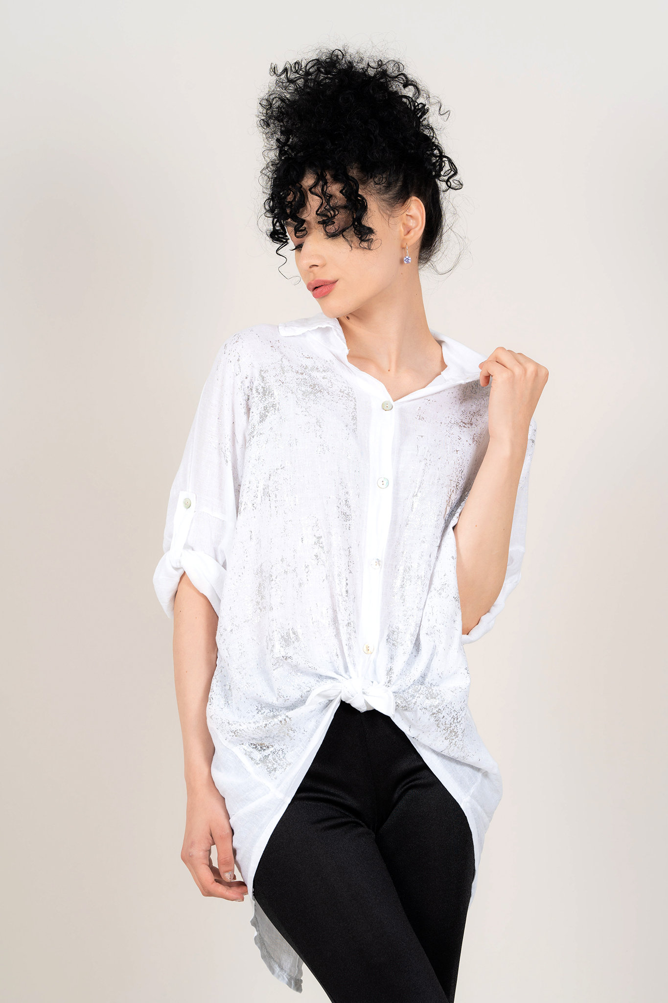 Дамска оувърсайз риза от лен и памук в бяло със сребристи акценти
