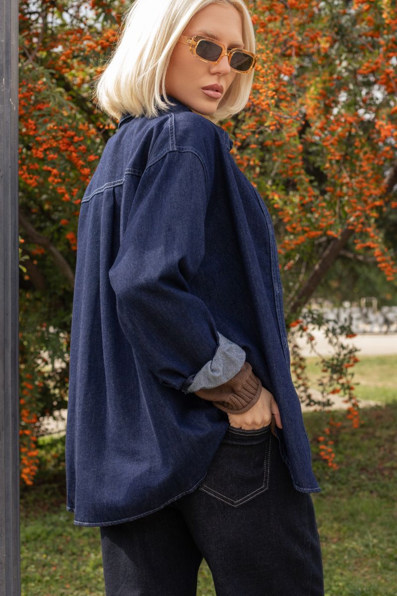 Дамска оувърсайз риза в тъмен деним и малка бродерия