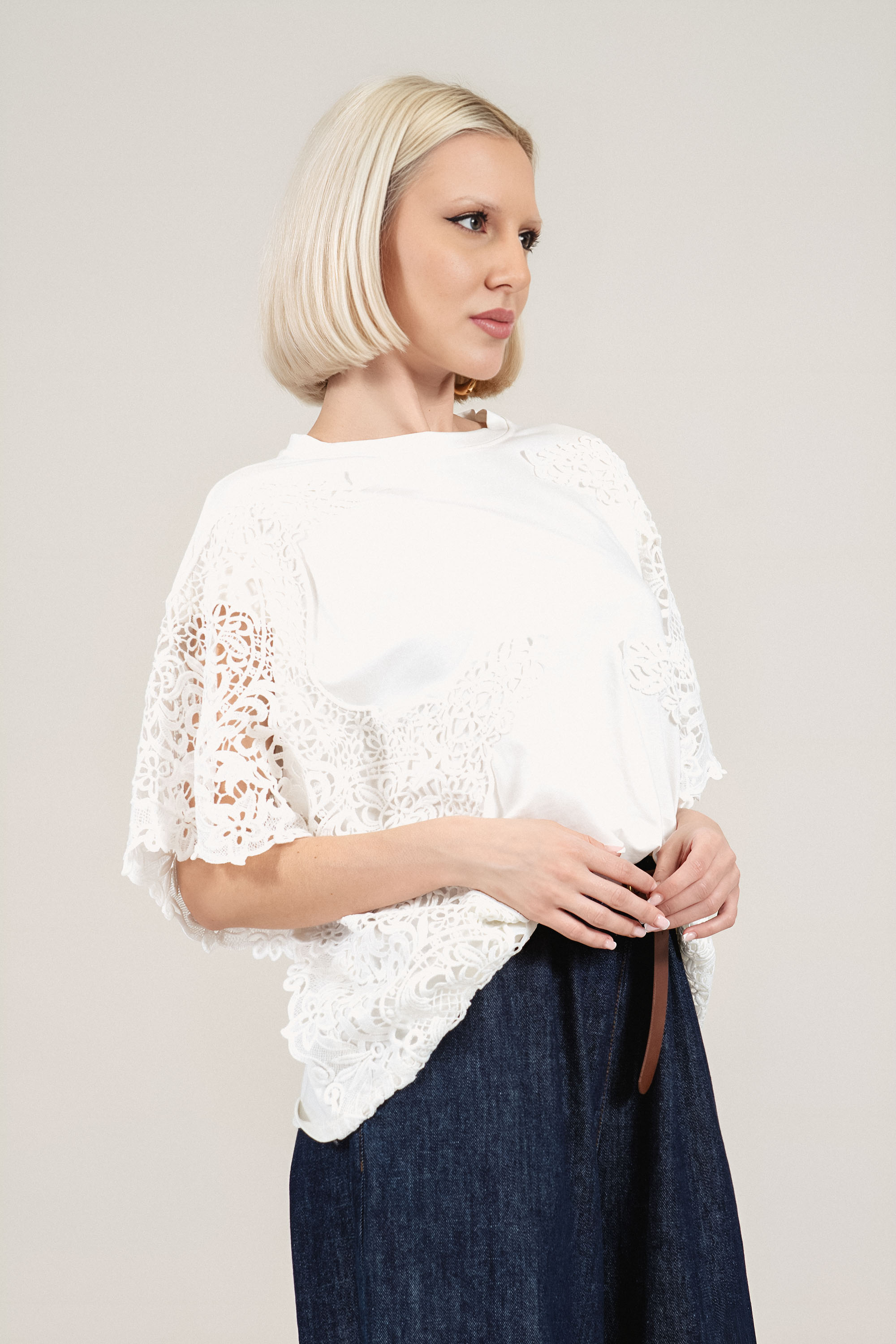 Дамска памучна блуза в бяло и ефектна рязана бродерия