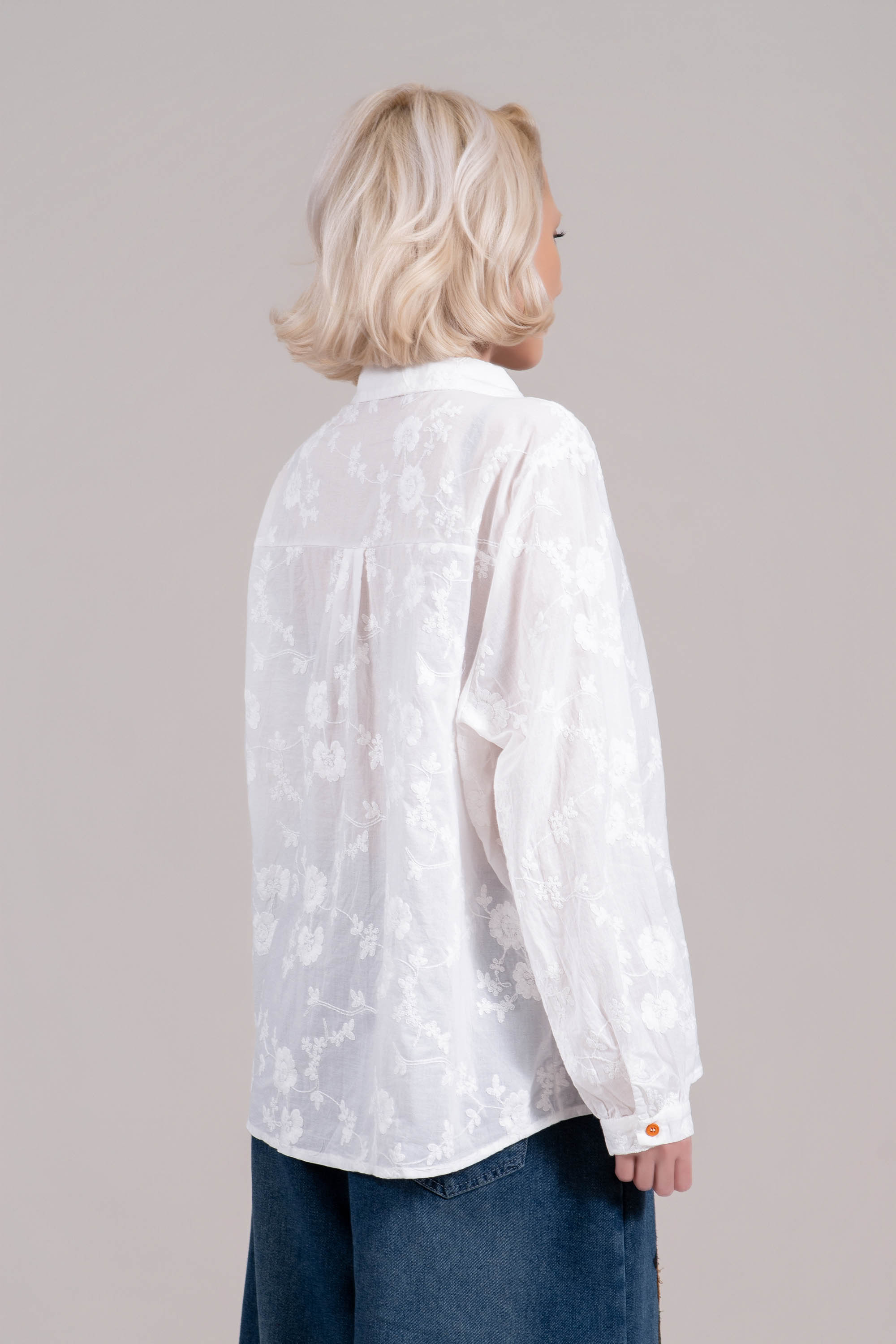 Дамска памучна риза в бяло с флорална бродерия и декоративни цветни копчета