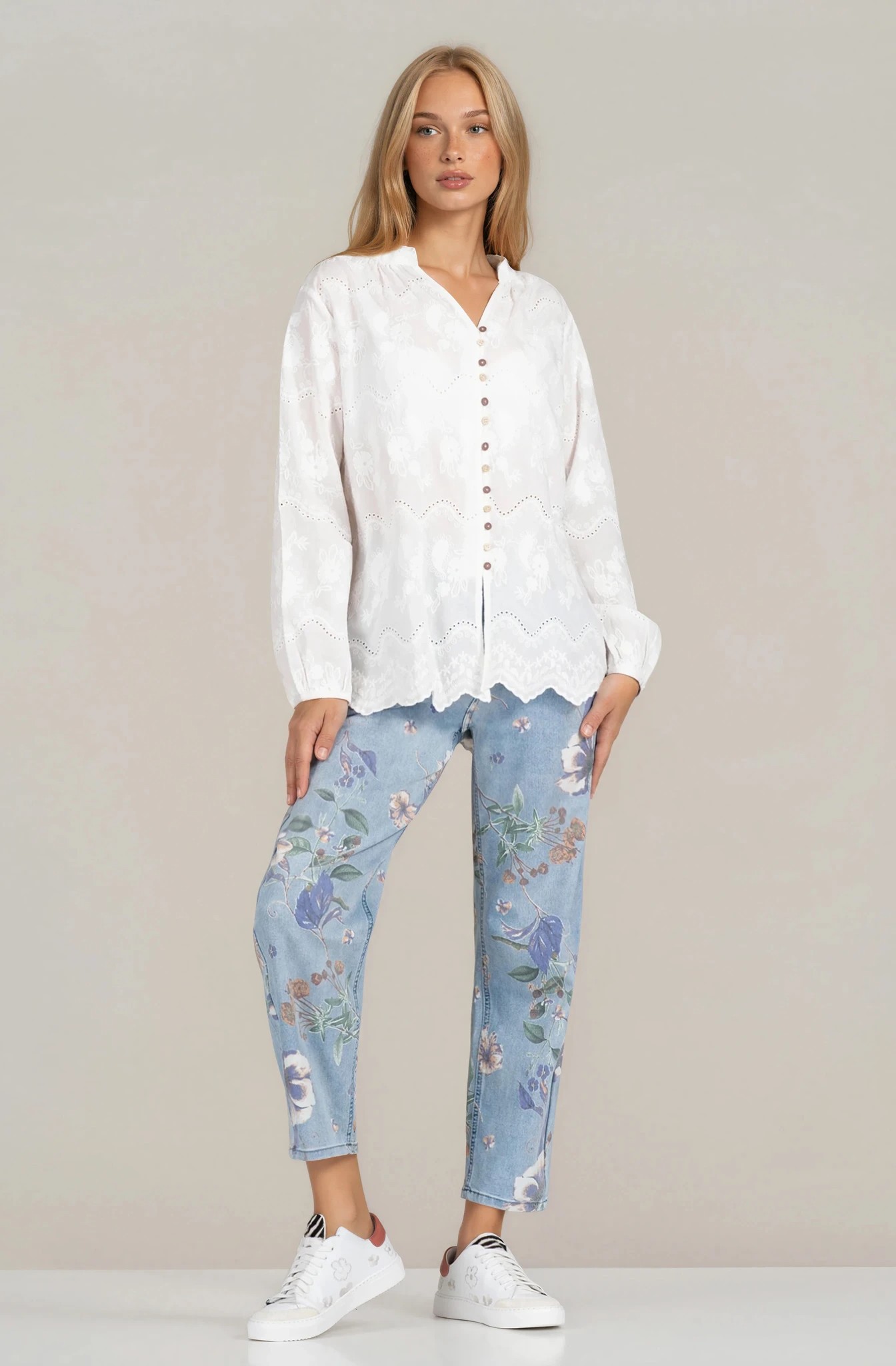 Дамска памучна риза в бяло с релефна бродерия и ефектно закопчаване