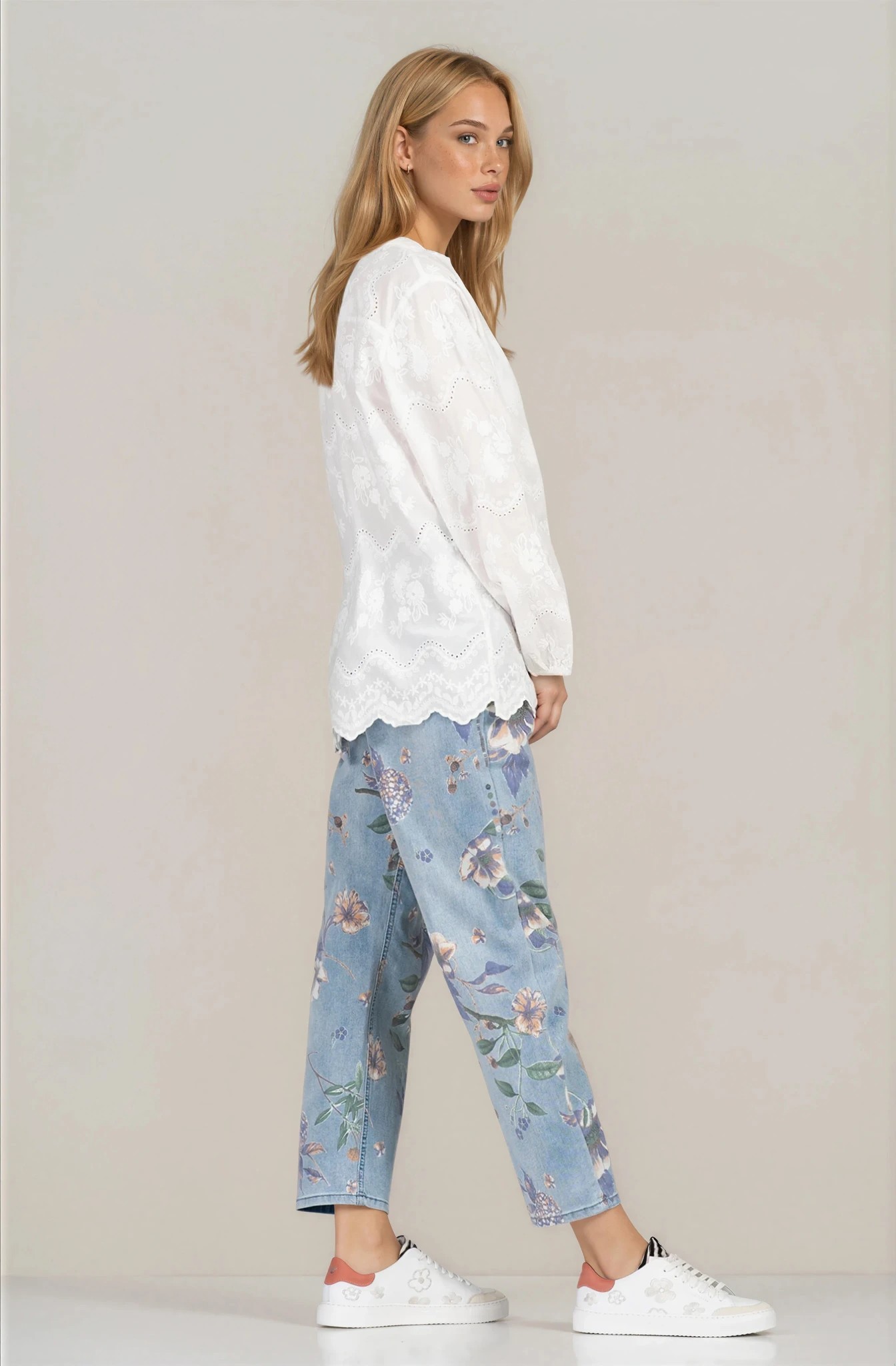 Дамска памучна риза в бяло с релефна бродерия и ефектно закопчаване