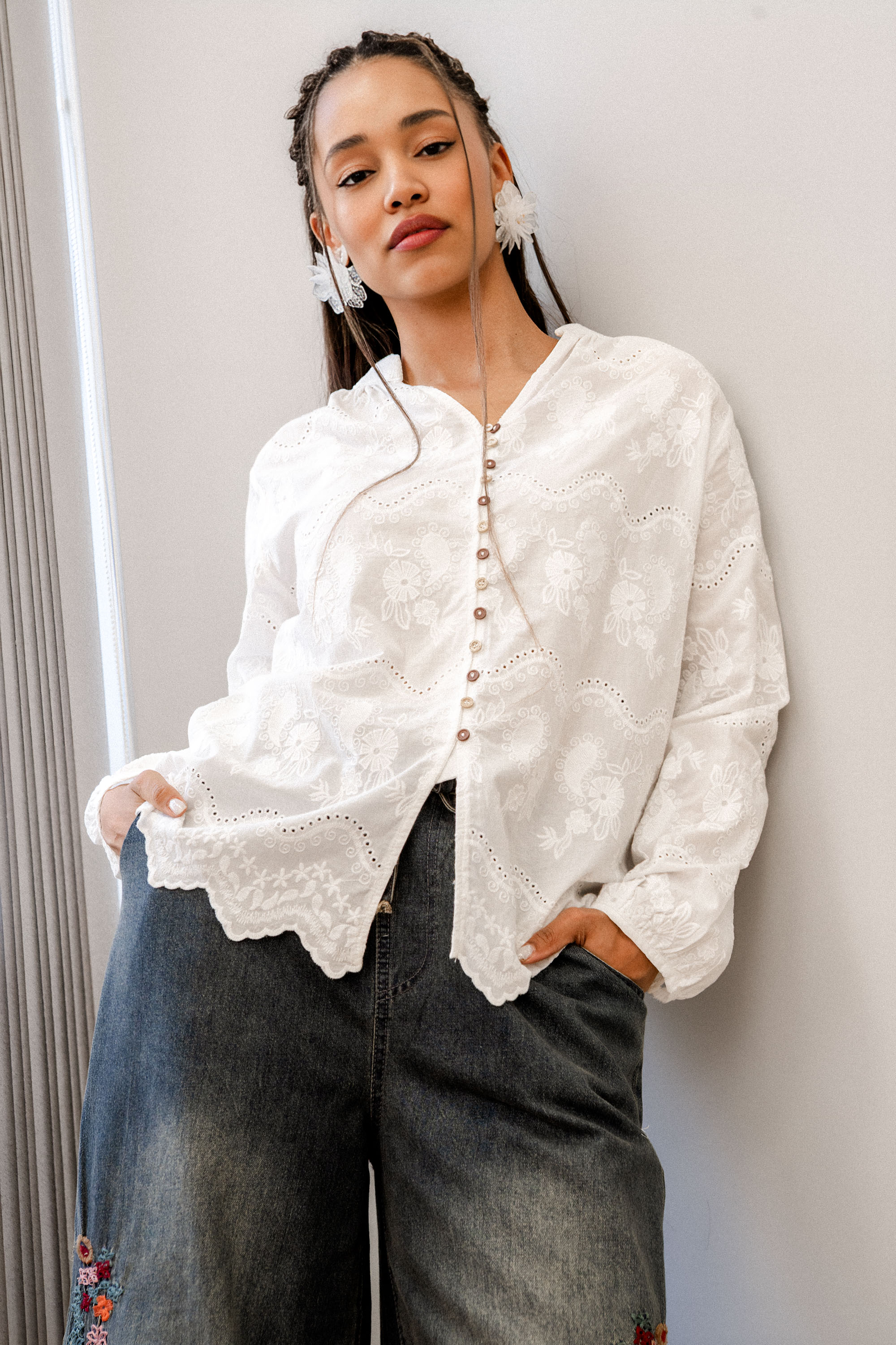 Дамска памучна риза в бяло с релефна бродерия и ефектно закопчаване