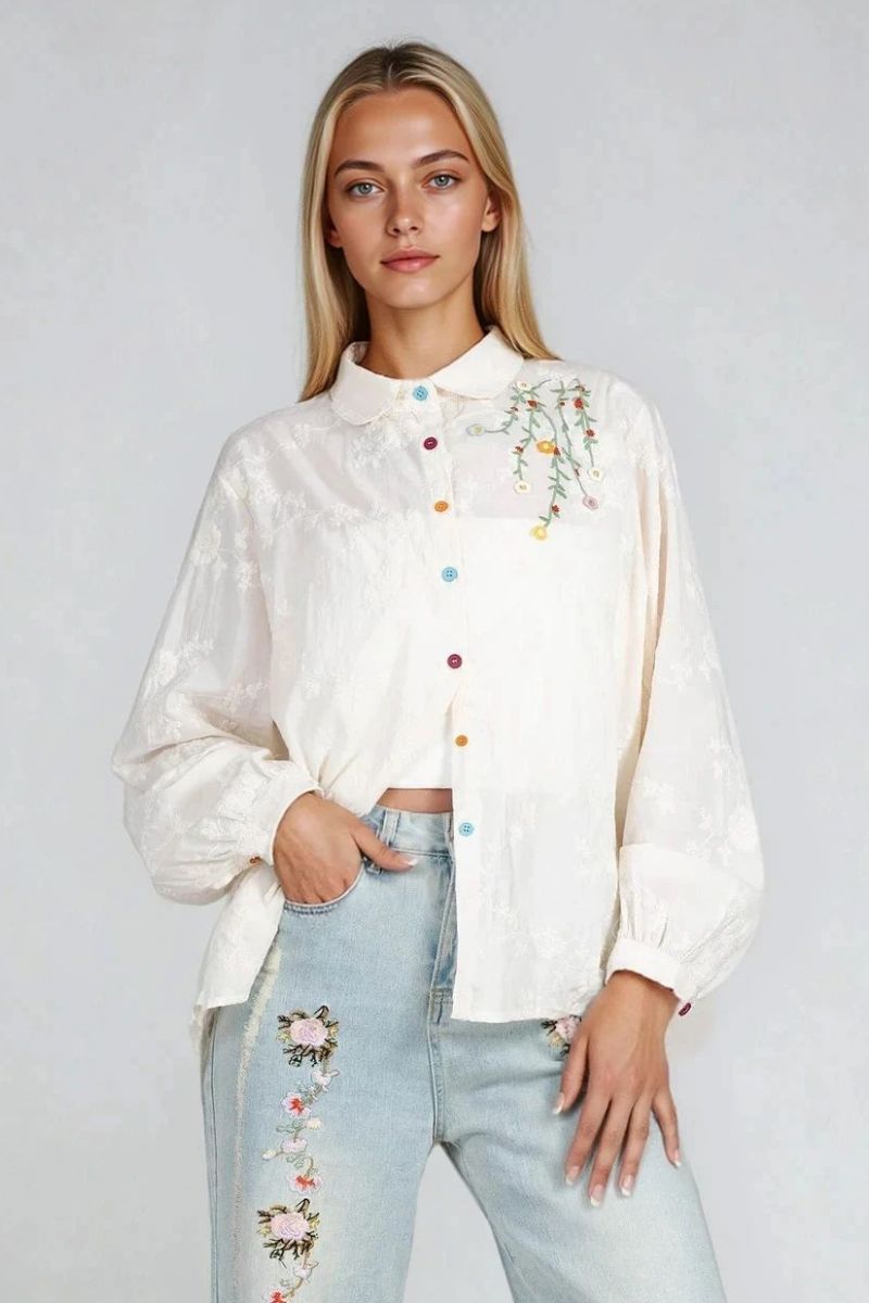 Дамска памучна риза в цвят екрю с флорална бродерия и декоративни цветни копчета
